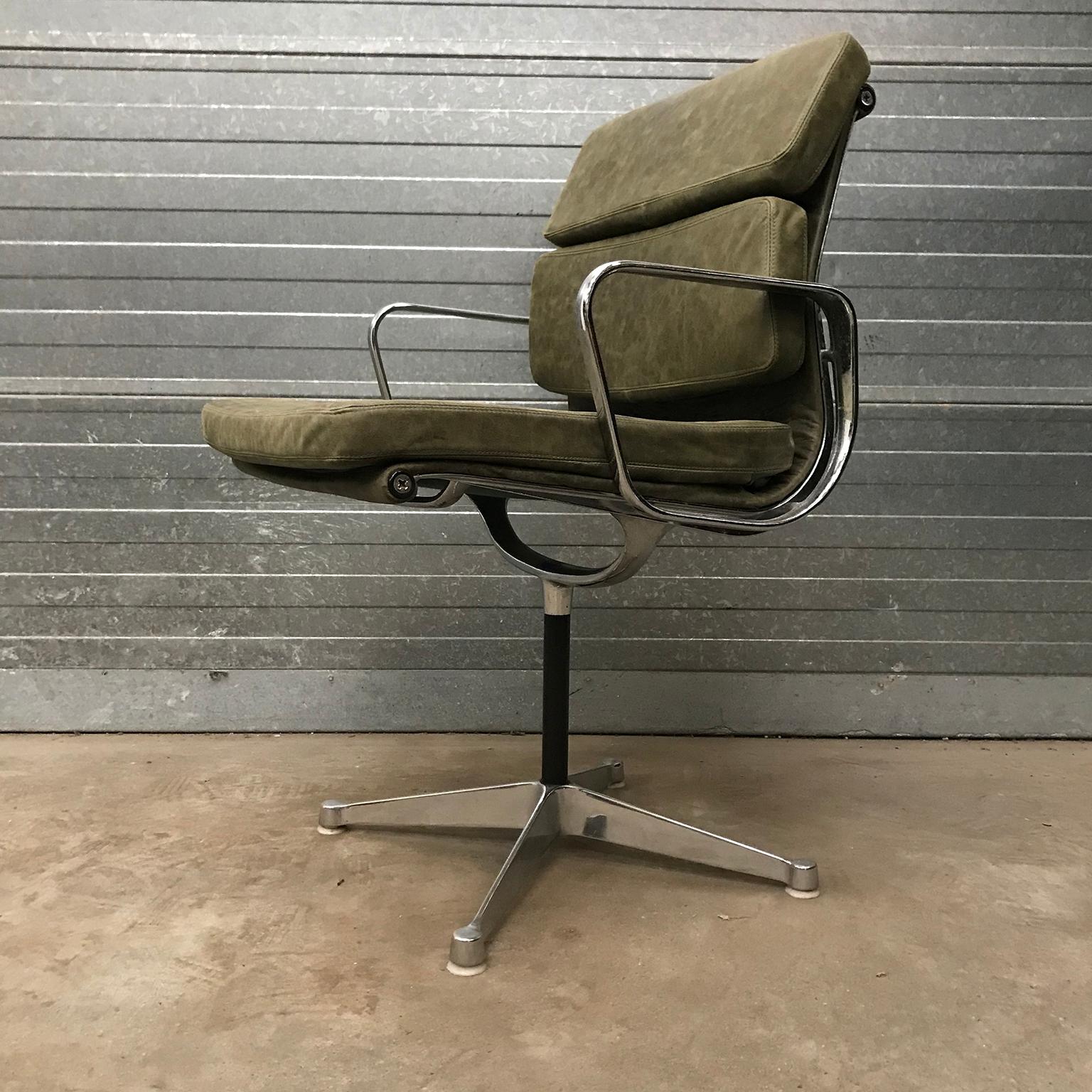 Softpad EA 217 in beautiful vintage leather. The leather shows some differences in color which adds to its character. The back has a new green upholstery. The base and legs are in good condition beside some spots and races of usage. The chrome