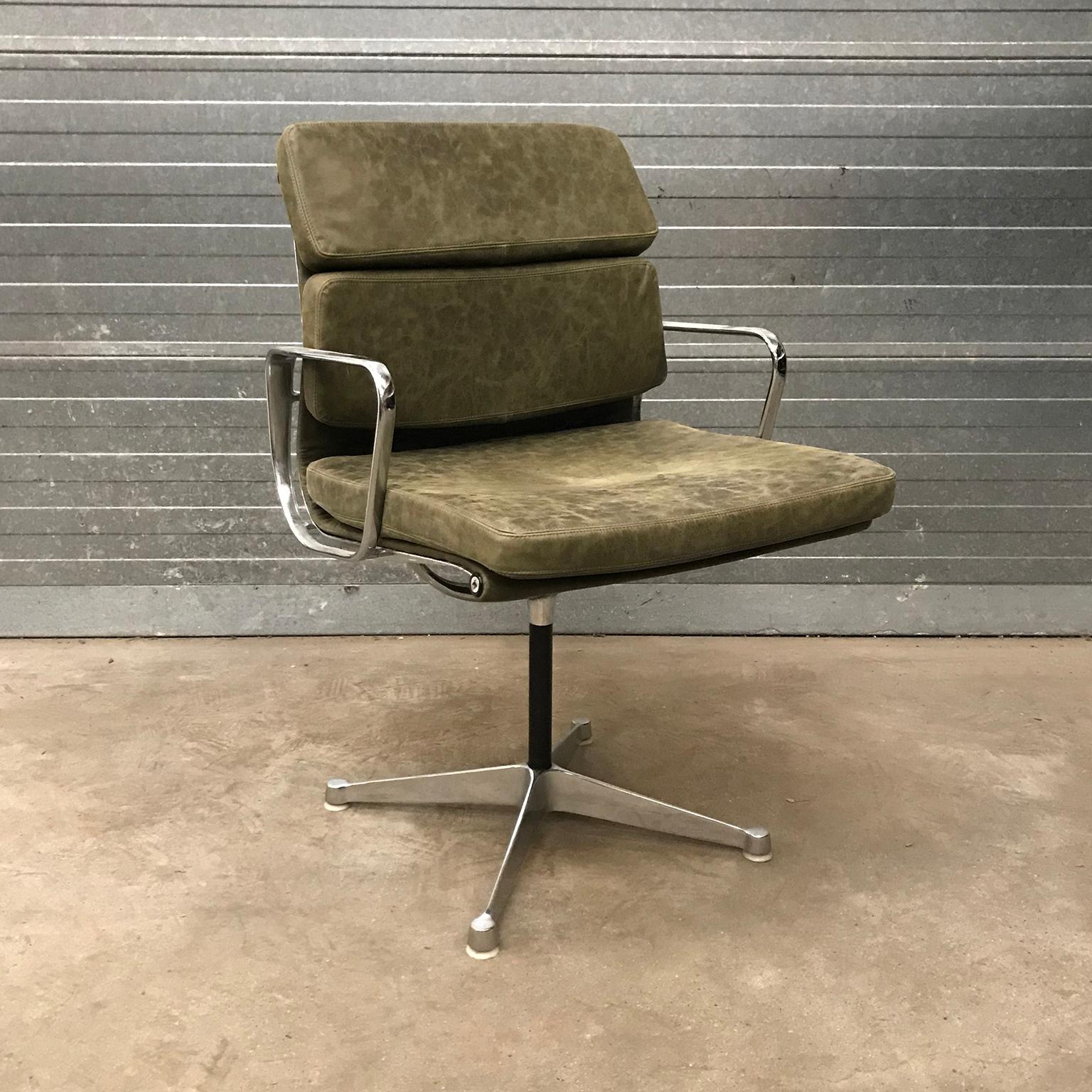 Mid-Century Modern 1958, Eames for Herman Miller, Early EA 207 Softpad in Green Vintage Leather