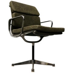 En 1958, Eames pour Herman Miller, Early EA 207 Softpad en cuir vert vintage