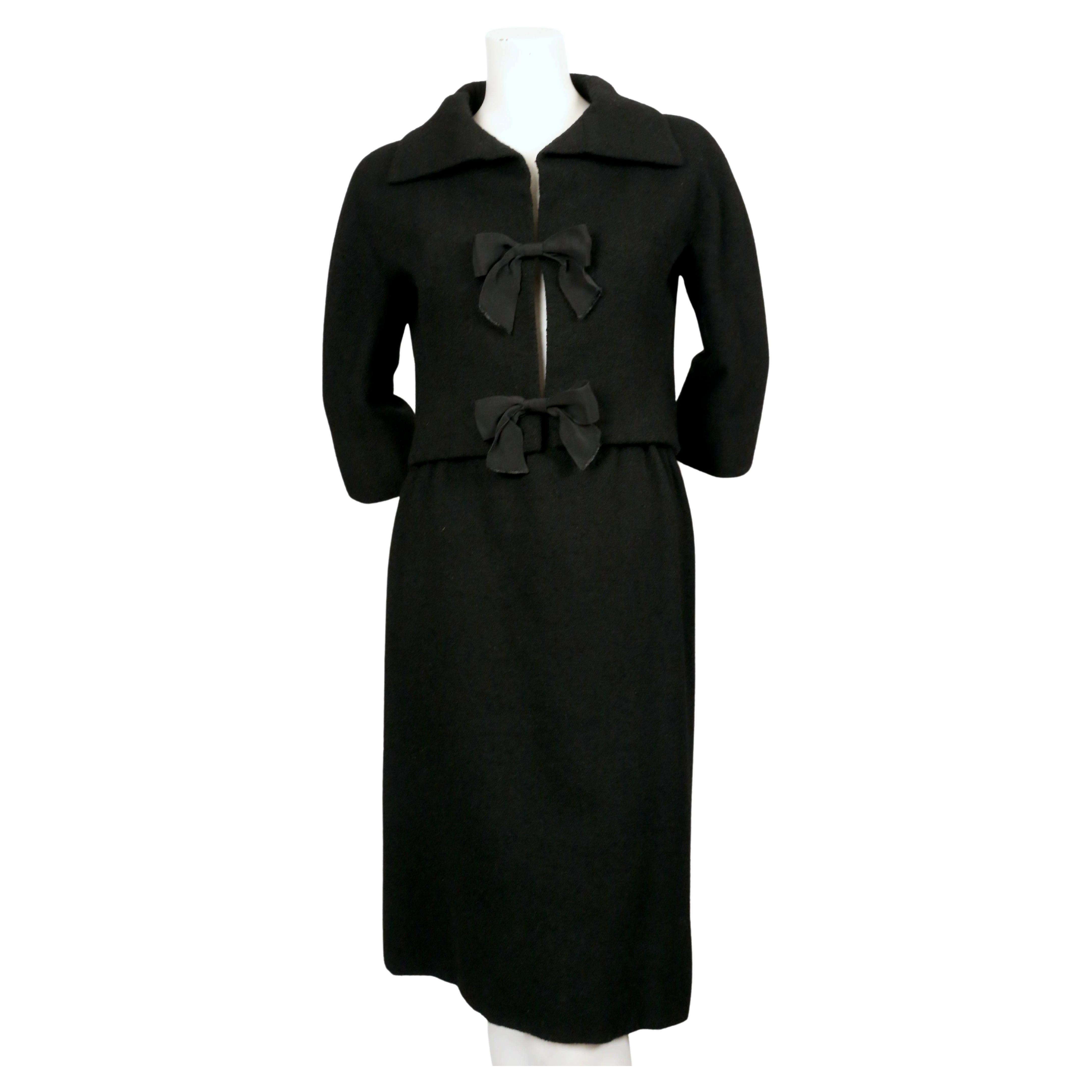 Très rare costume haute couture en laine bouclée noir de jais, conçu par Cristobal Balenciaga pour sa boutique Eisa, datant de l'automne 1958. La combinaison convient le mieux à une taille 0-4. Mesures approximatives de la veste : épaules le long du