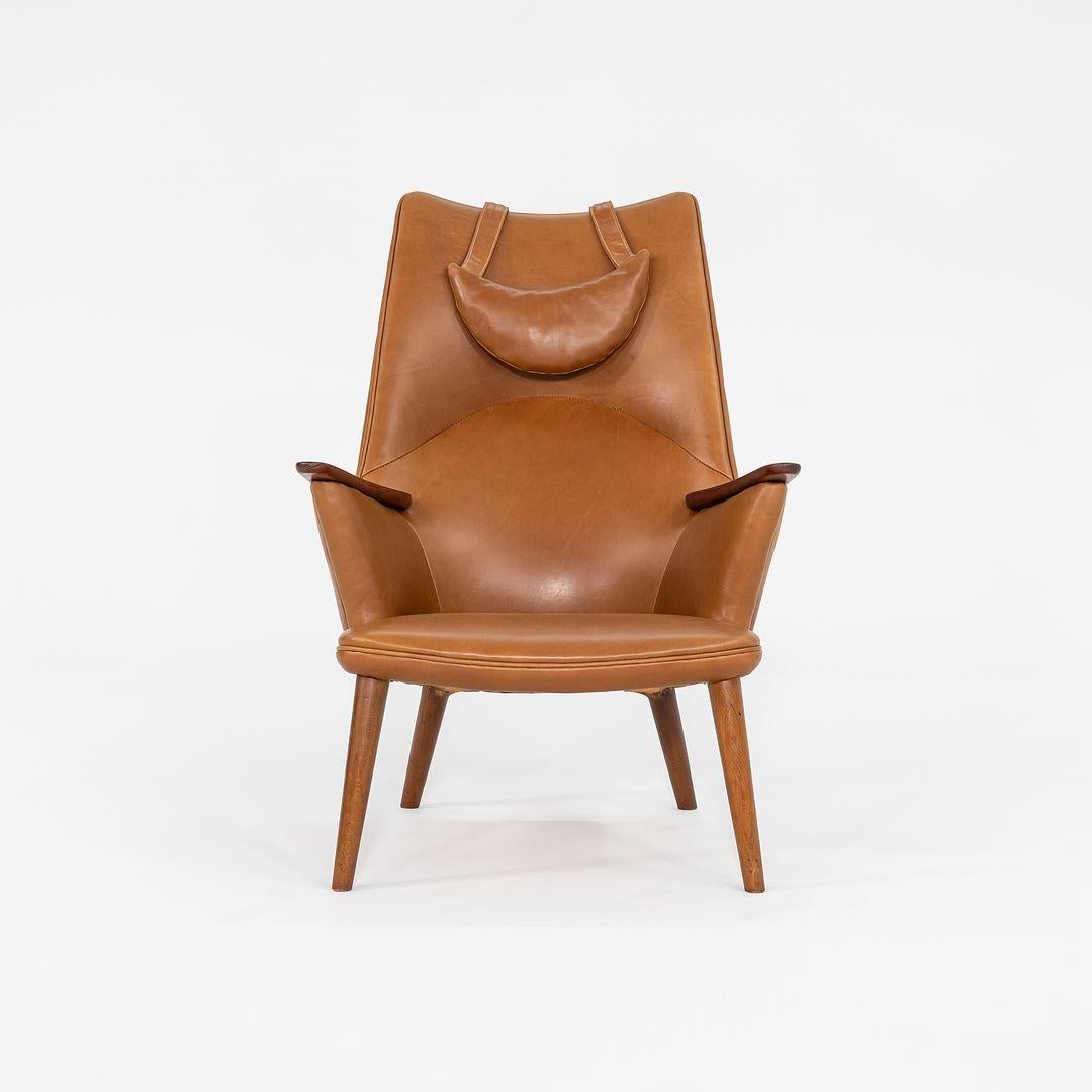 Es handelt sich um einen originalen Sessel AP-27 mit dem dazugehörigen Hocker AP-29, der ursprünglich von Hans Wegner für A.P. entworfen wurde. Gestohlen im Jahr 1954. Diese Stücke wurden ca. 1958 in Dänemark hergestellt und etwa zur gleichen Zeit