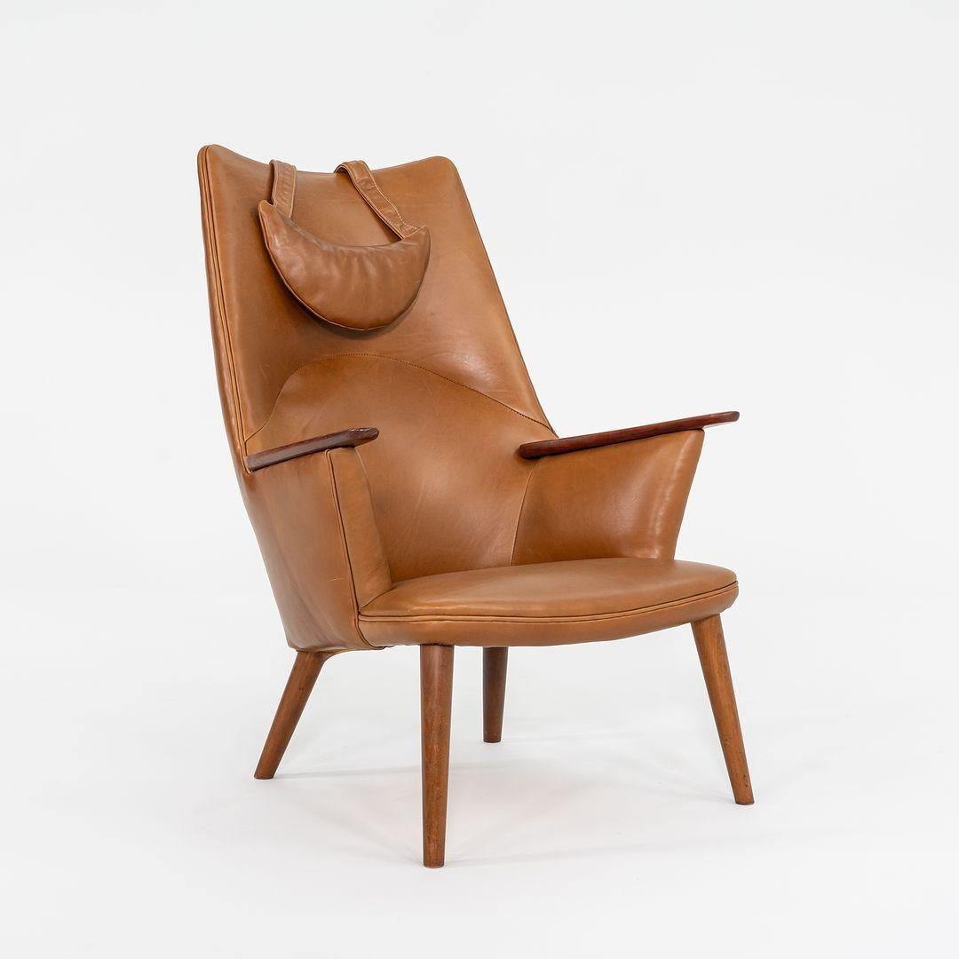 1958 Hans Wegner Loungesessel und Ottomane für A.P. Gestohlen in neuem Sattelleder (Dänisch) im Angebot