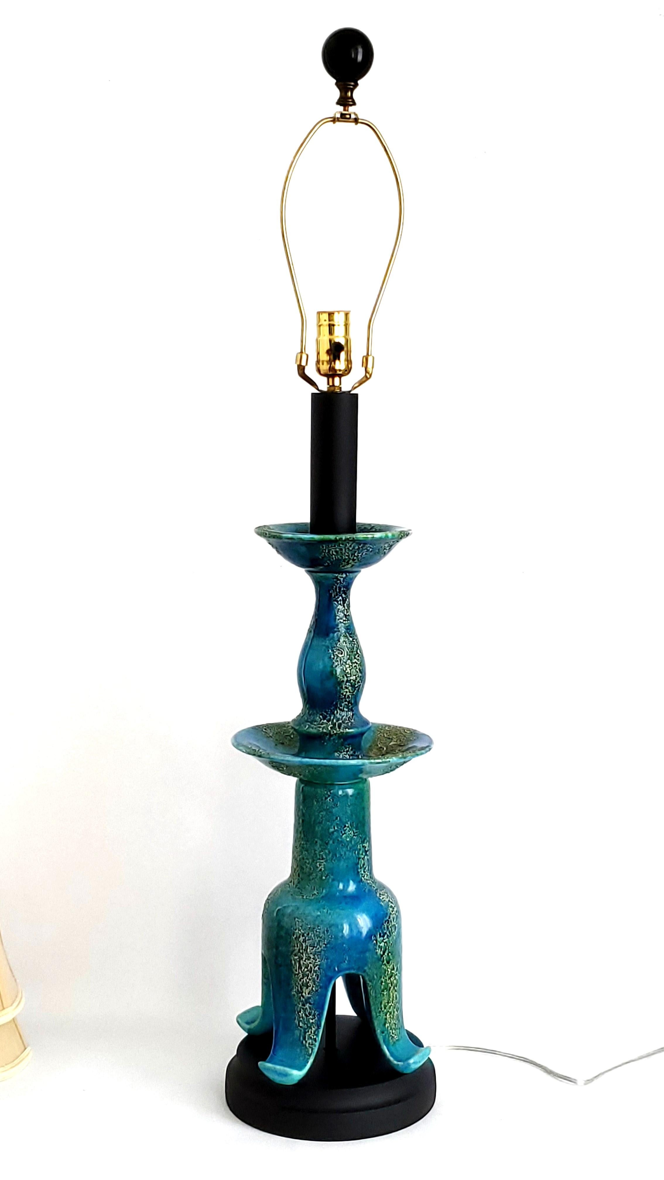 Lampe de table étrusque vintage à glaçure turquoise conçue par Helmut Bruchmann pour Haeger Lamp Co, circa 1958. Cette lampe est rare et difficile à trouver, en particulier dans cette glaçure texturée étrusque bleu-vert unique développée par