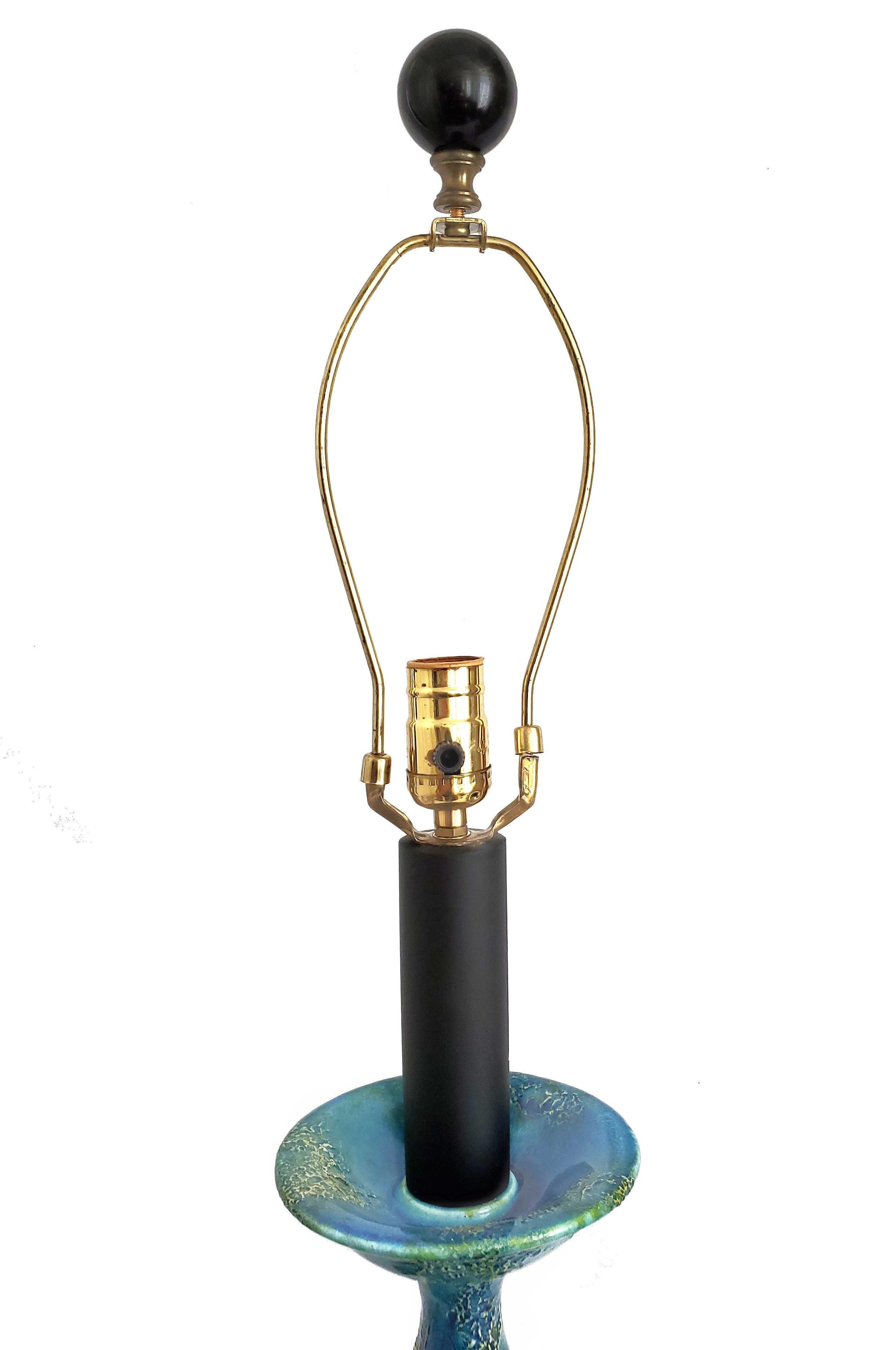 Laiton Lampe de bureau Helmut Bruchman à glaçure étrusque bleu turquoise, 1958 par Haeger en vente