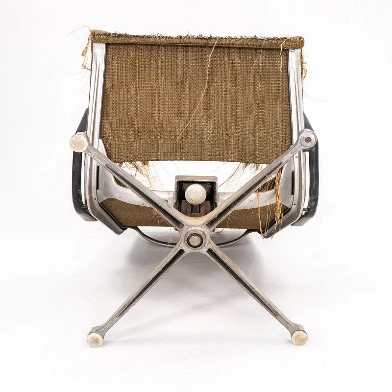 1958 Herman Miller Eames Aluminum Group Reclining Lounge Chair in Saran Fabric im Zustand „Gut“ im Angebot in Philadelphia, PA