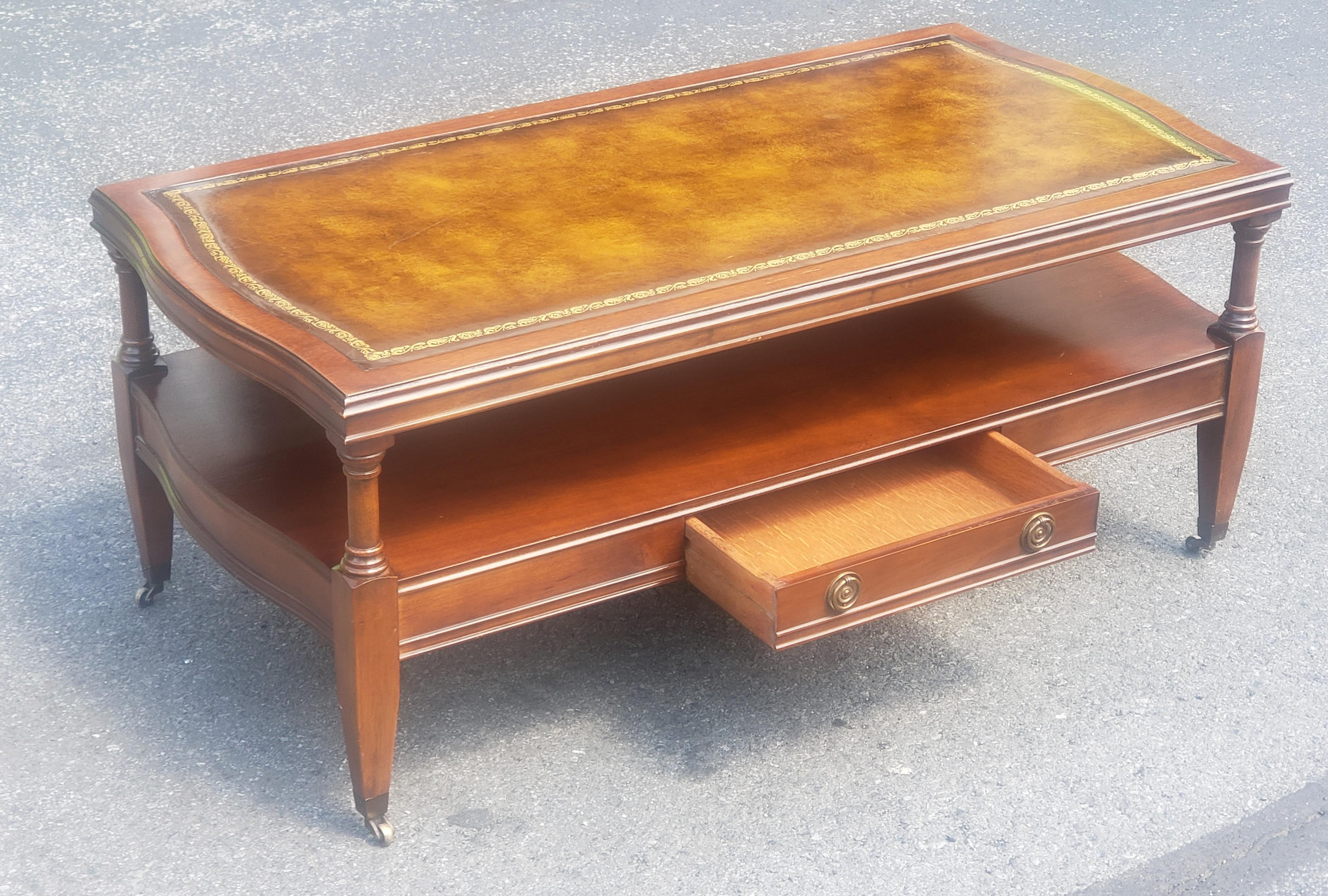 Tacheté Table basse Hollywood Regency de 1958 en acajou avec plateau en cuir ouvragé et poignée en métal doré en vente