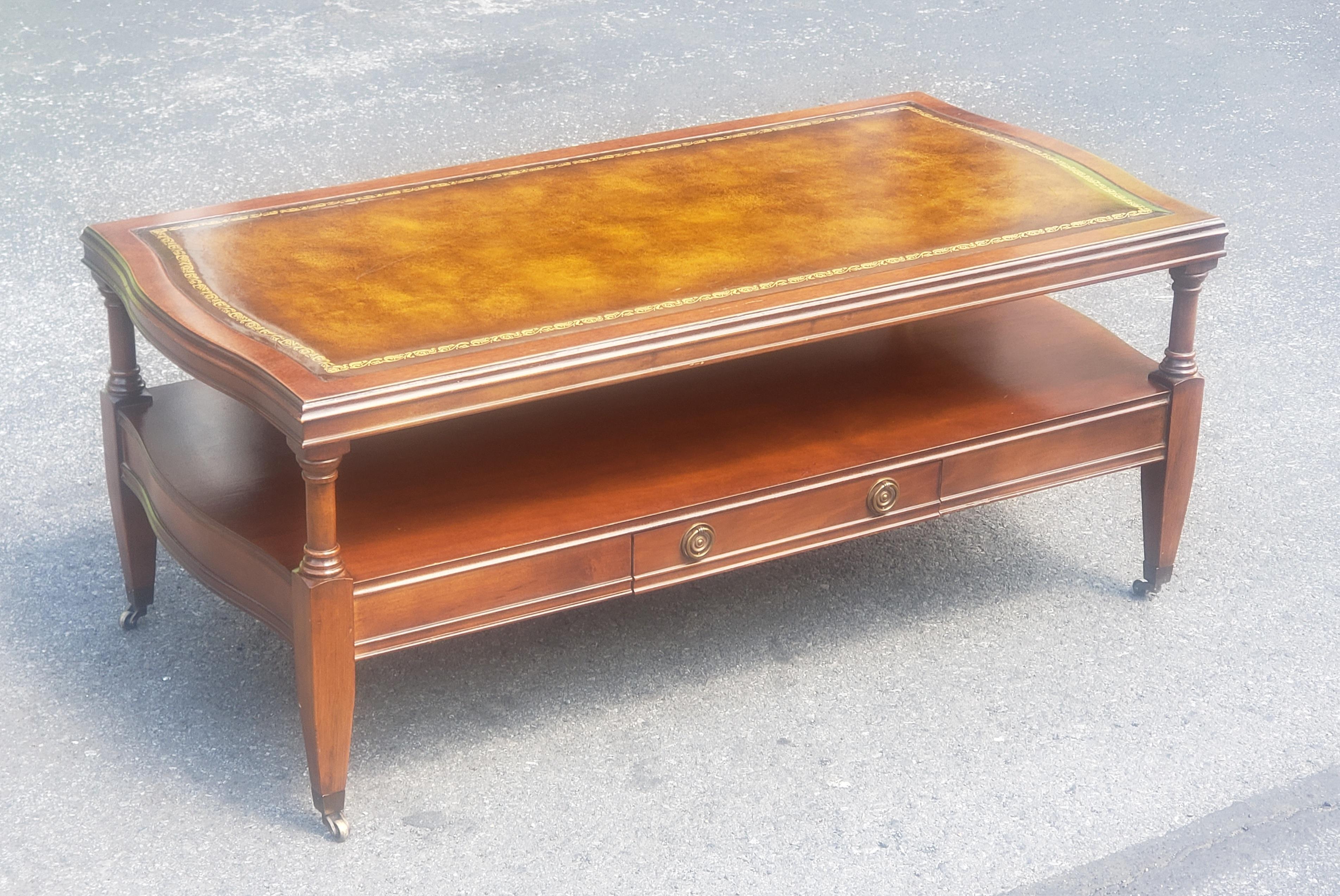 Table basse Hollywood Regency de 1958 en acajou avec plateau en cuir ouvragé et poignée en métal doré Bon état - En vente à Germantown, MD