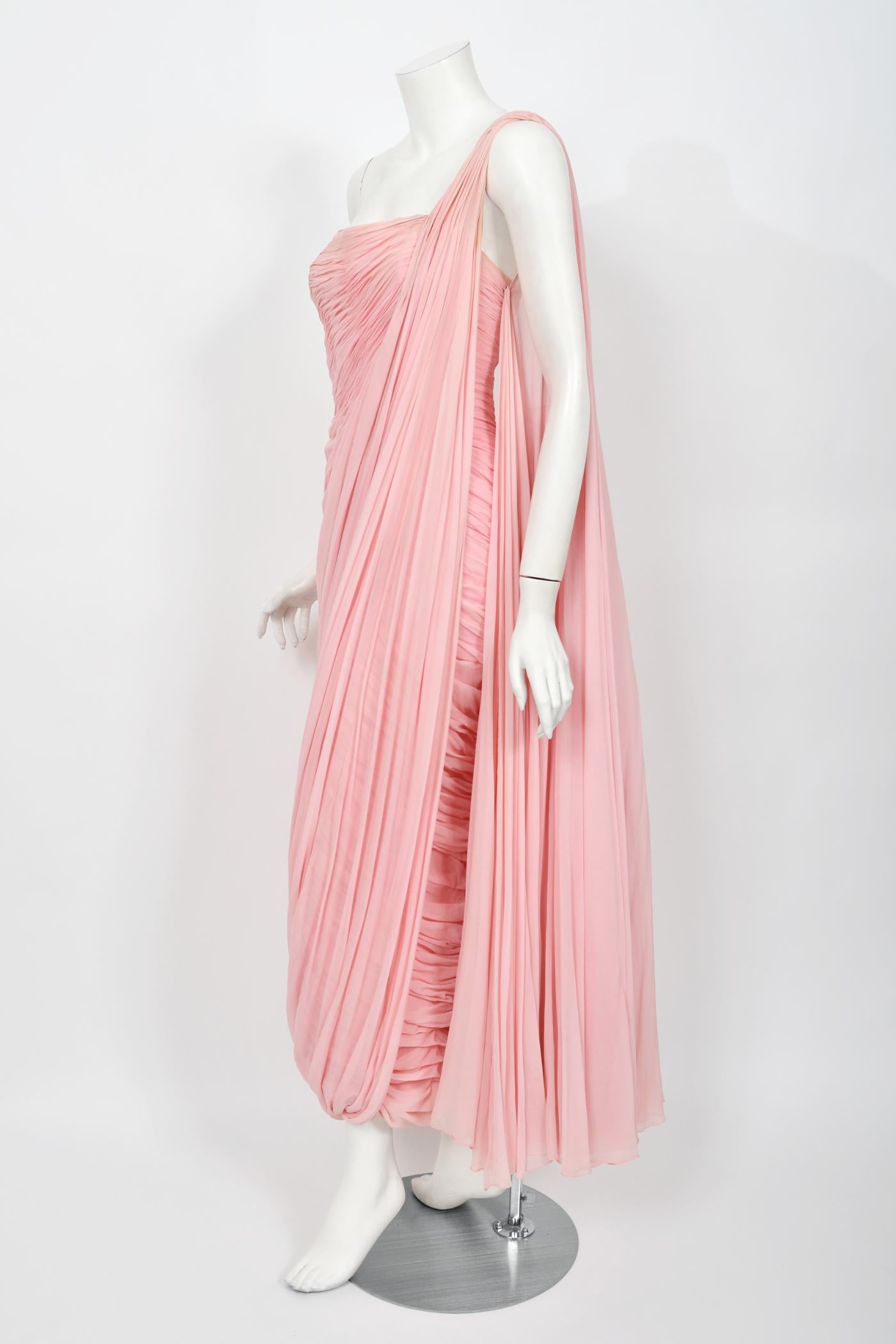 1958 Jean Dessès Haute Couture Documented Pink Ruched Silk Chiffon Goddess Gown (robe déesse en mousseline de soie froncée) en vente 5