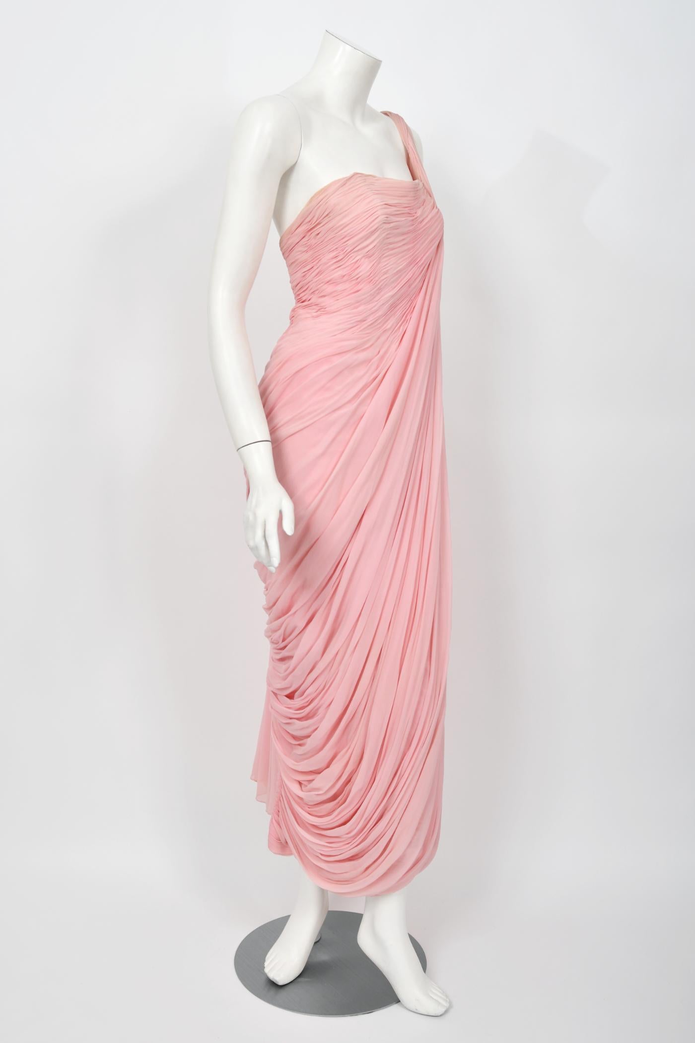1958 Jean Dessès Haute Couture Documented Pink Ruched Silk Chiffon Goddess Gown (robe déesse en mousseline de soie froncée) en vente 8