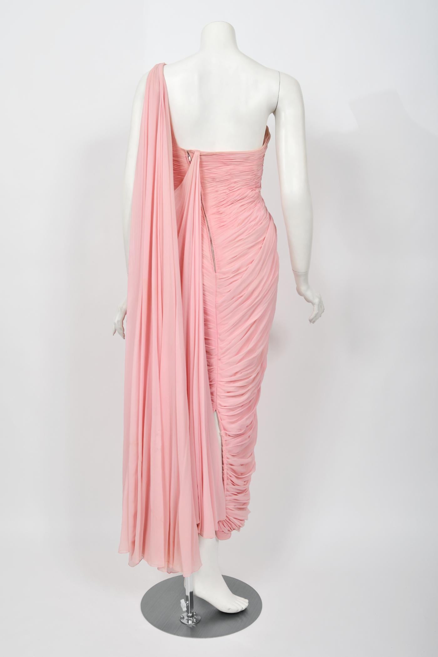 1958 Jean Dessès Haute Couture Documented Pink Ruched Silk Chiffon Goddess Gown (robe déesse en mousseline de soie froncée) en vente 9