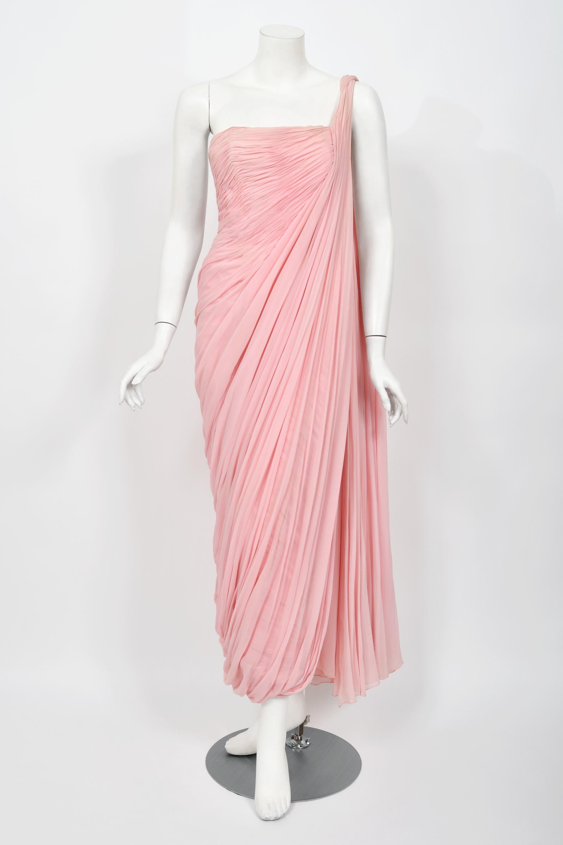 1958 Jean Dessès Haute Couture Documented Pink Ruched Silk Chiffon Goddess Gown (robe déesse en mousseline de soie froncée) en vente 1