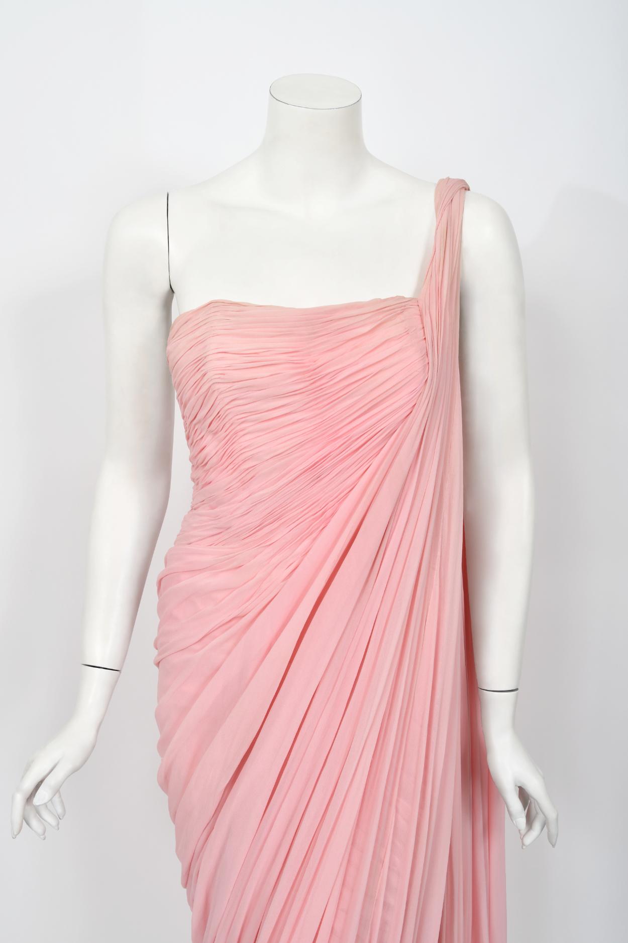 1958 Jean Dessès Haute Couture Documented Pink Ruched Silk Chiffon Goddess Gown (robe déesse en mousseline de soie froncée) en vente 4