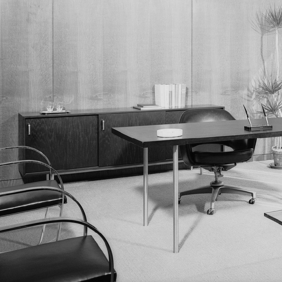 Crédence / armoire Jens Risom en chêne ébénisé de Seagram Building, 1958 en vente 4