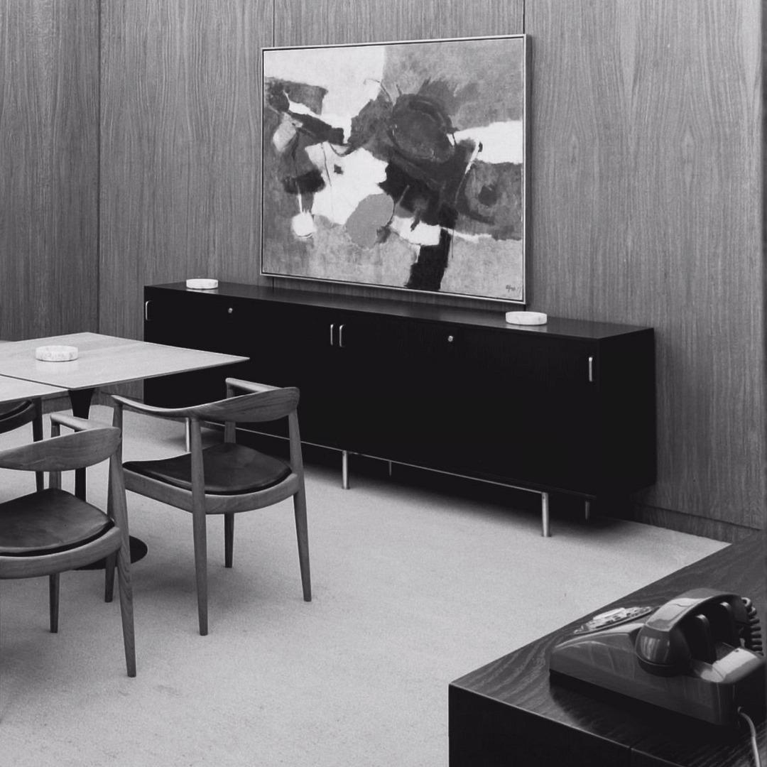 Crédence / armoire Jens Risom en chêne ébénisé de Seagram Building, 1958 en vente 5