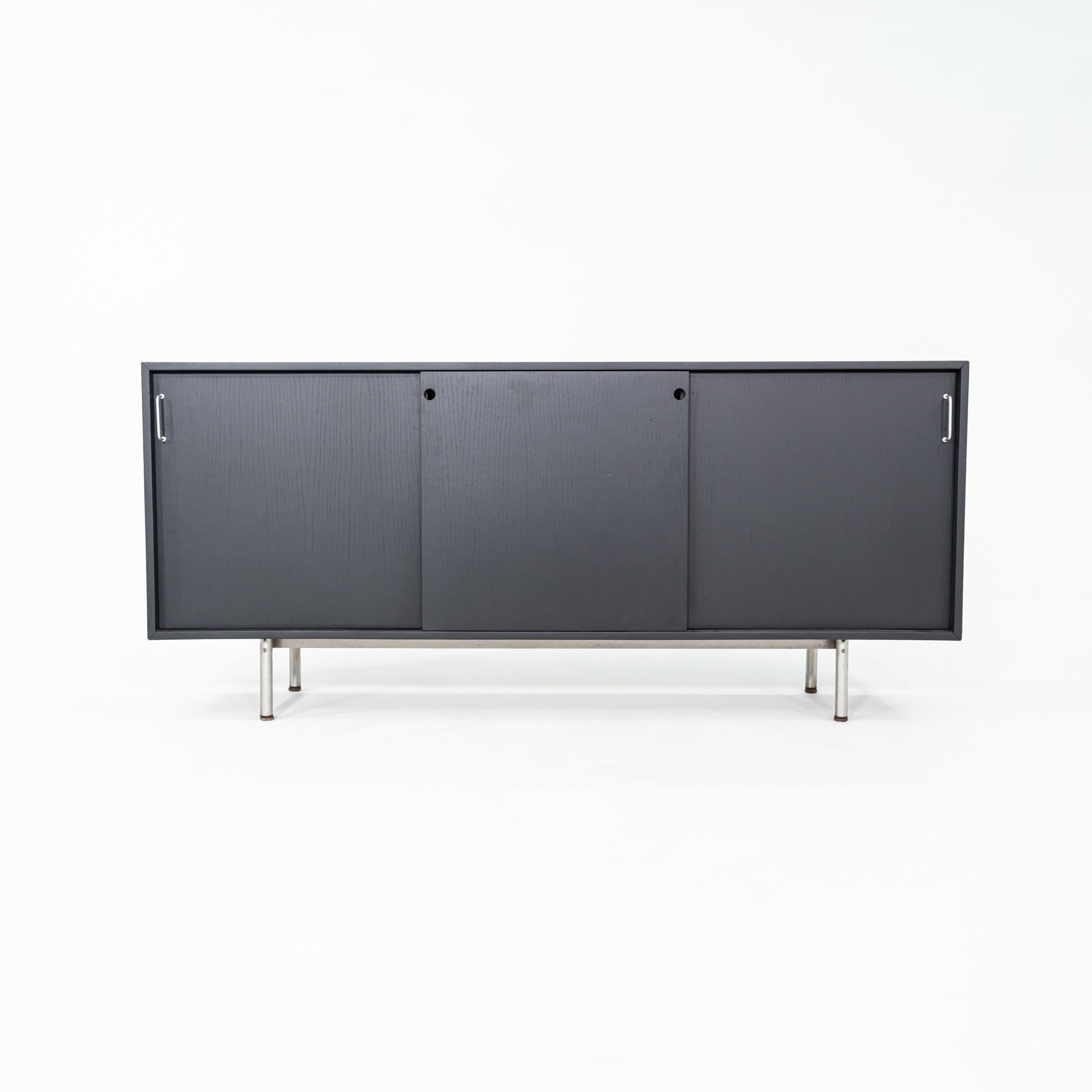 Il s'agit d'une armoire extraordinairement spéciale réalisée par Jens Risom pour Jens Risom Design, qui provient du Seagram Building, sans doute l'une des œuvres architecturales les plus importantes au monde, conçue par Mies van der Rohe et dont