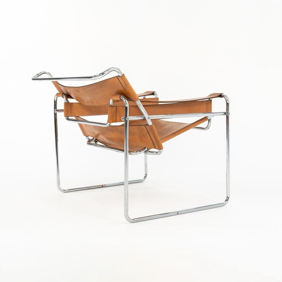 Questa è una sedia B3 Wassily, originariamente progettata da Marcel Breuer nel 1925. Questo esemplare sembra risalire al 1958 in base alle sue marcature ed è attribuito a Standard Mobel, Berlino. Il design è caratterizzato da una struttura tubolare