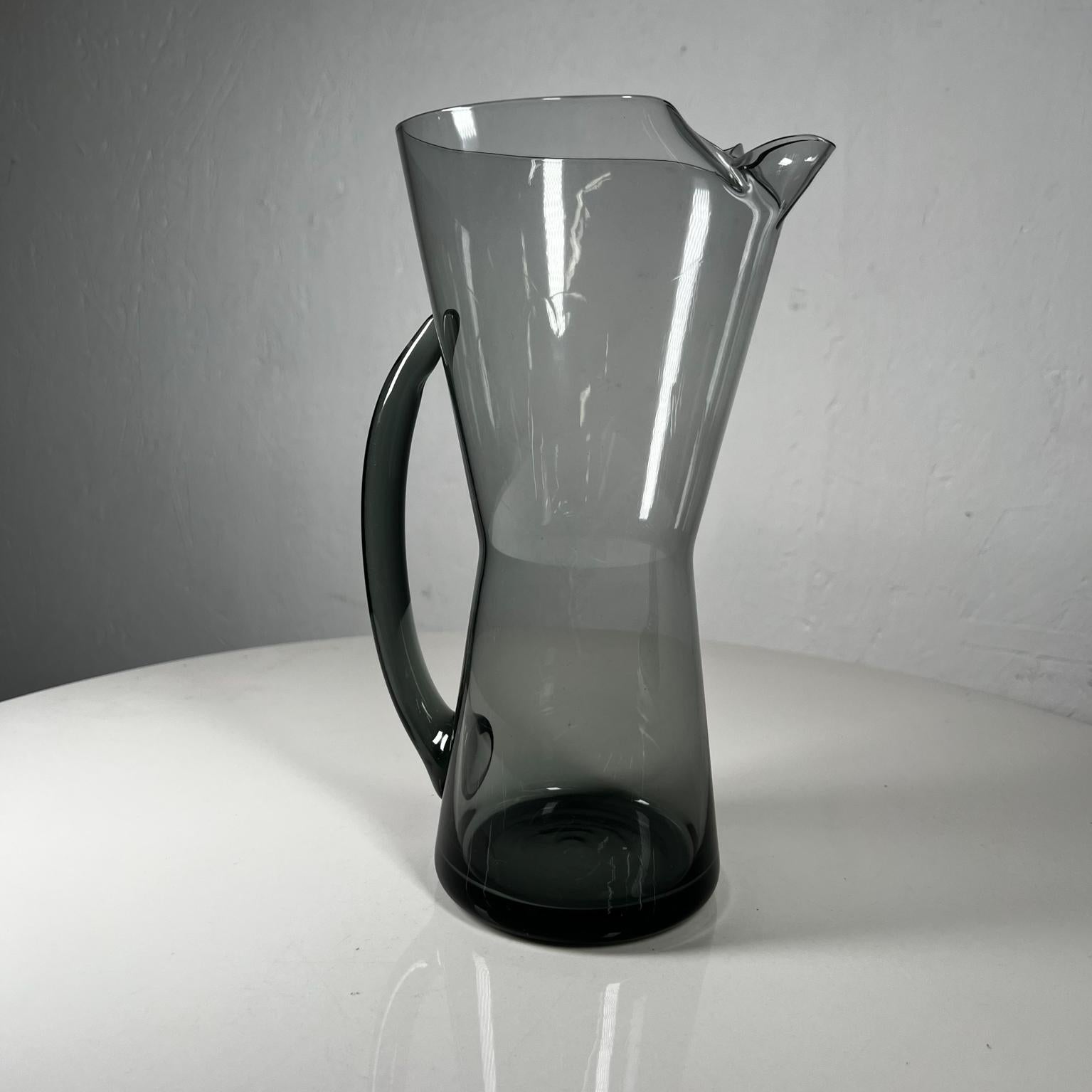 1958 Morgantown WV Hoffman House Brocca da Martini in vetro e quattro bicchieri
Favoloso set da 5 pezzi MCM Barware 
Non segnato.
8,88 di altezza x 4,38 di larghezza x 5,25 di profondità Brocca e 3 bicchieri di diametro x 3,13 di