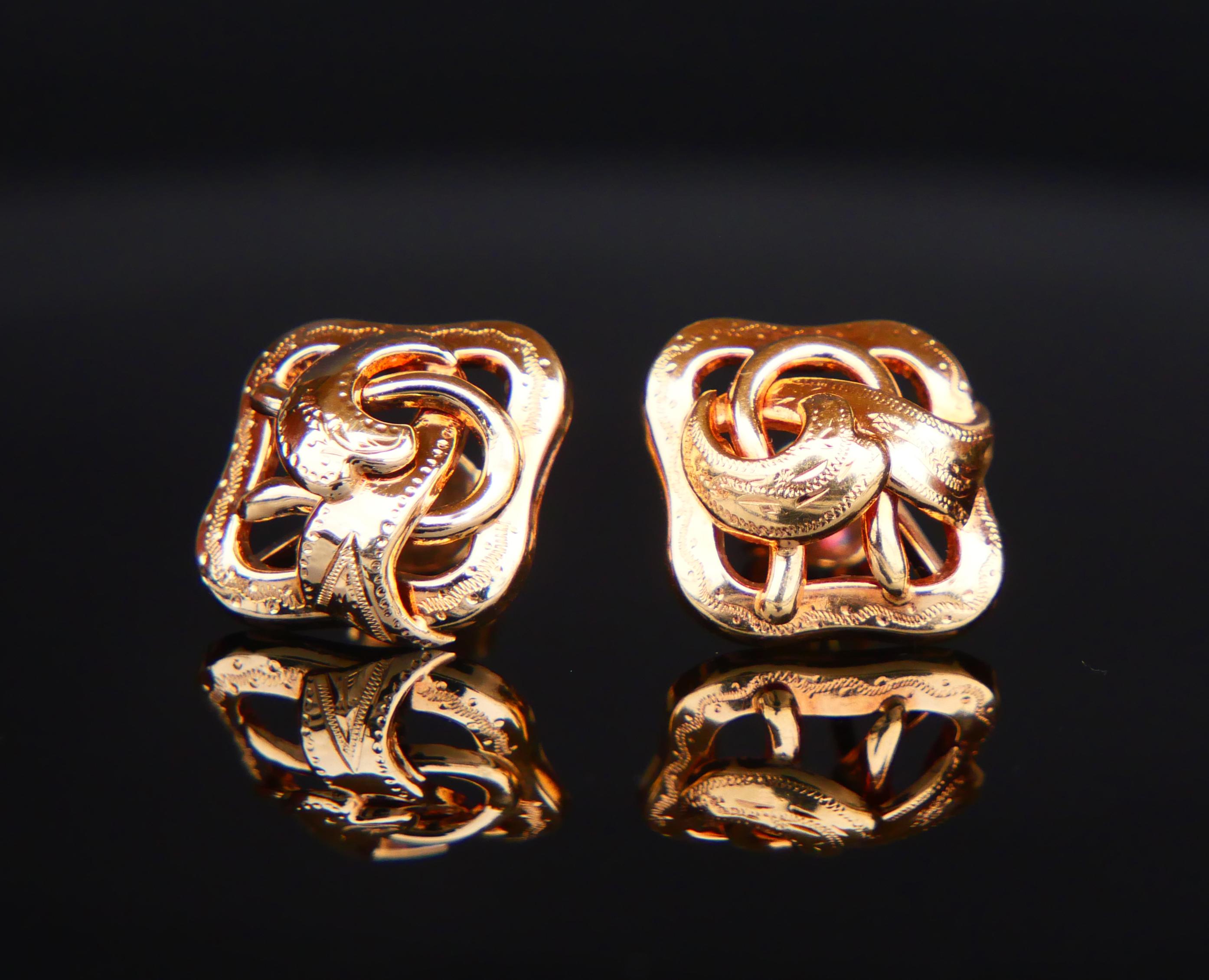 A pair of vintage openwork studs in 18K Orange Gold accented with hand-engraved ornaments. In used fine condition.

Swedish hallmarks on both earrings and stoppers, 18K, date combination H9 / made in 1958.

Each earring is 17 mm x 17 mm x 6 mm deep