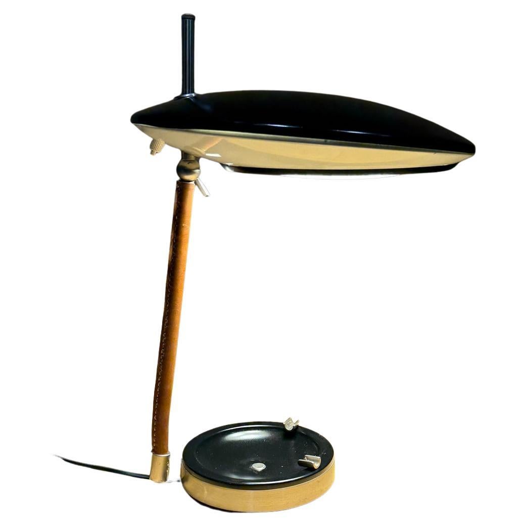 Lampe de table conçue par Oscar Torlasco pour Lumi Milano en 1958
19 h x 14.25 diamètre
en aluminium, laiton et métal laqué.
l'abat-jour est réglable
Etat original d'occasion.
Se référer aux images