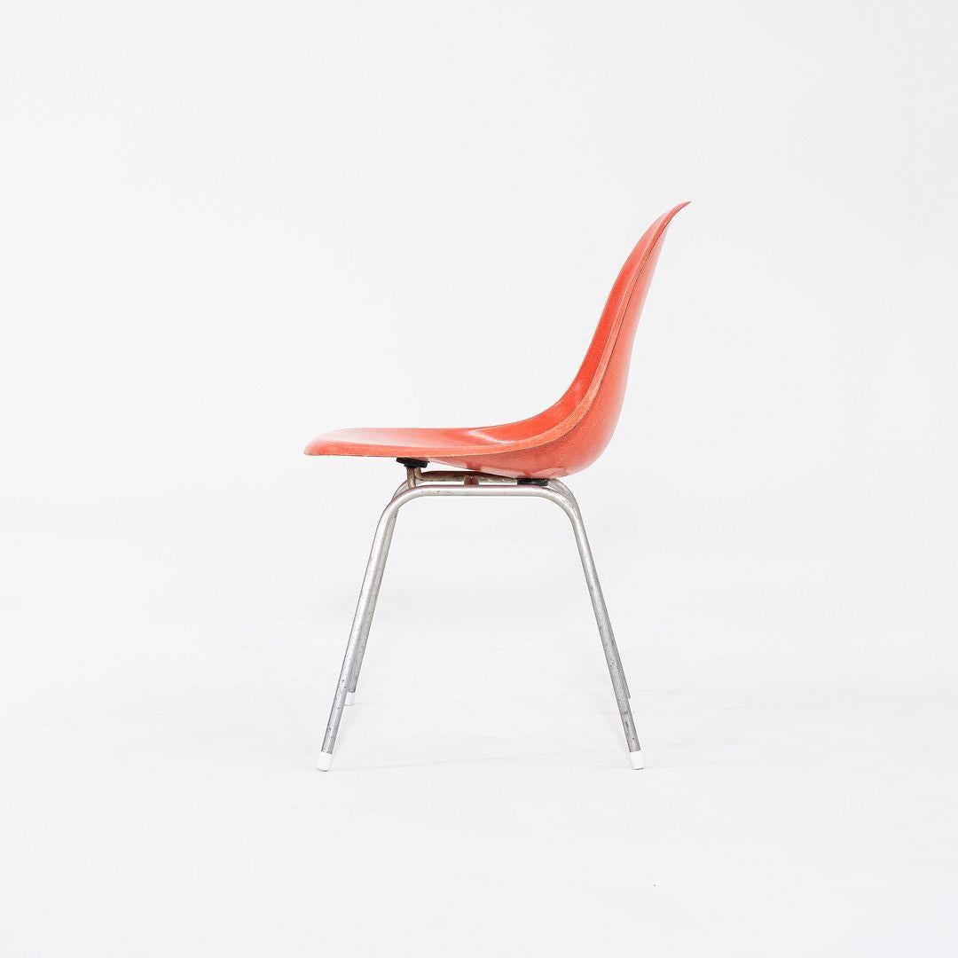 Moderne 1958 Pair of Herman Miller Eames Fiberglass Dining Shell Chair w/ Chrome H Base en vente