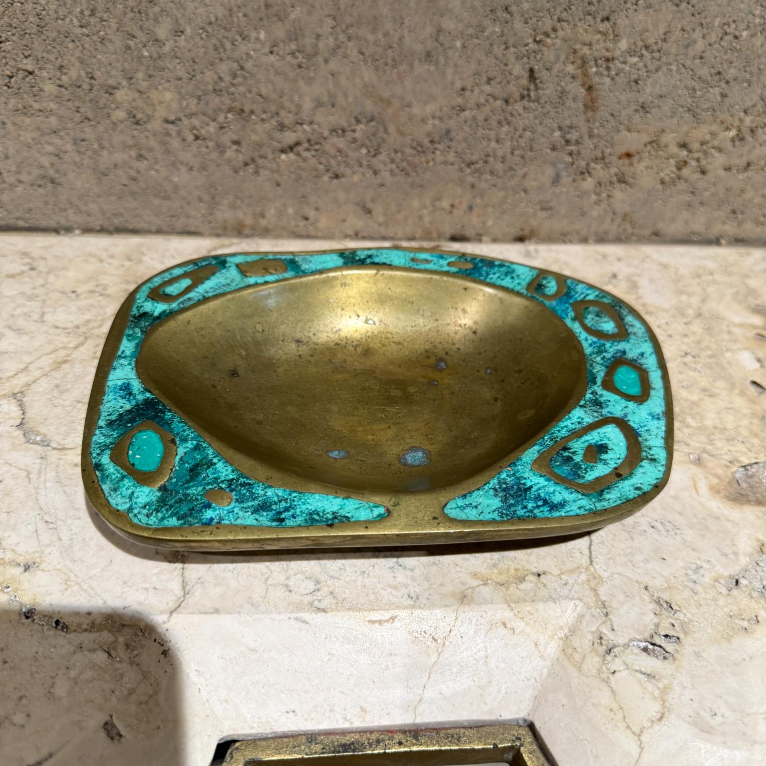1958 Vintage Pepe Mendoza Ashtray
brass and malachite stone
stamp present
7.75 w x 5.5 d x 1 h
Preowned original unrestored vintage, patina present.
Refer to images provided.