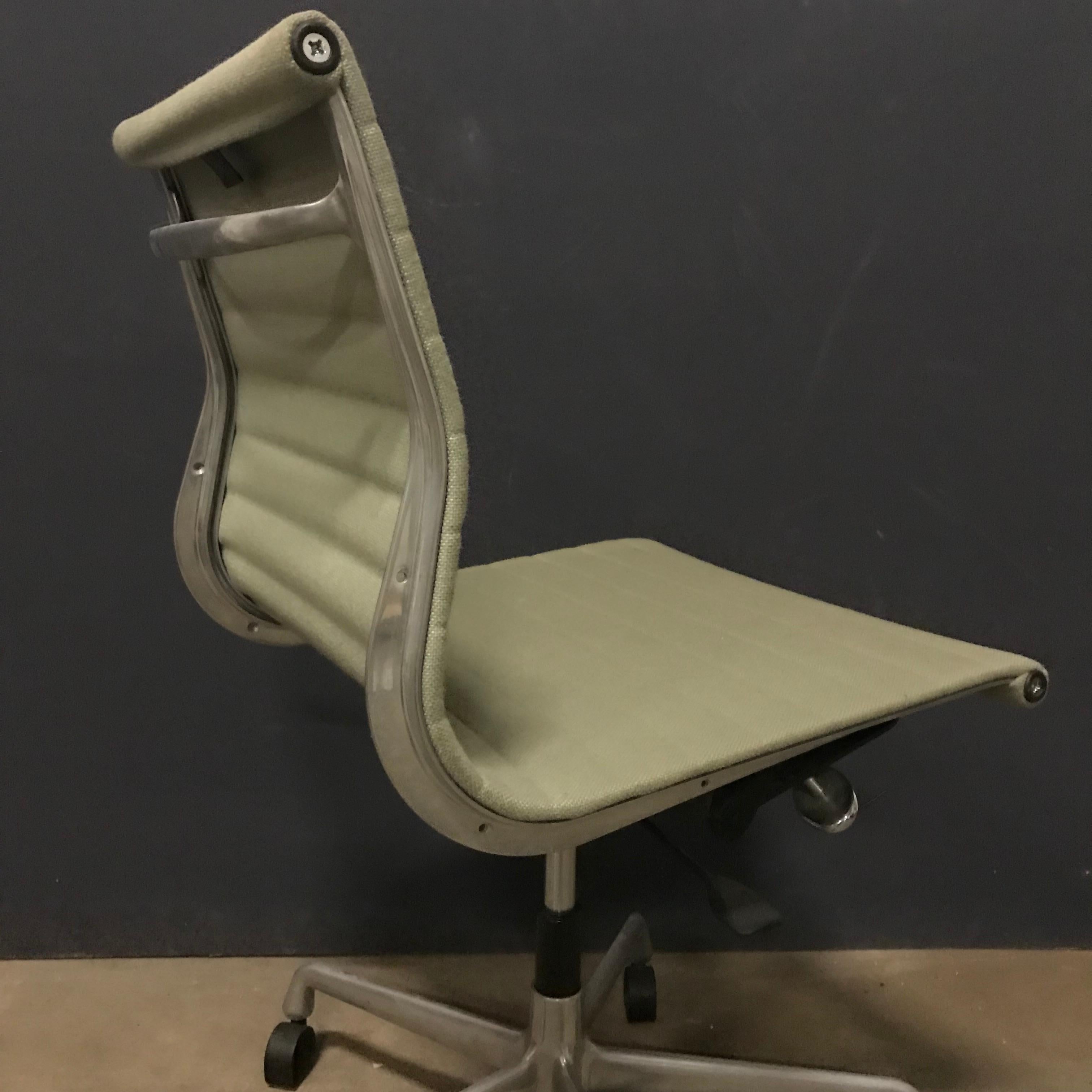 1958 Ray and Charles Eames, Fabric, Adjust, Tilt 2 Office Chair 4 Wheels No Arms For Sale 2