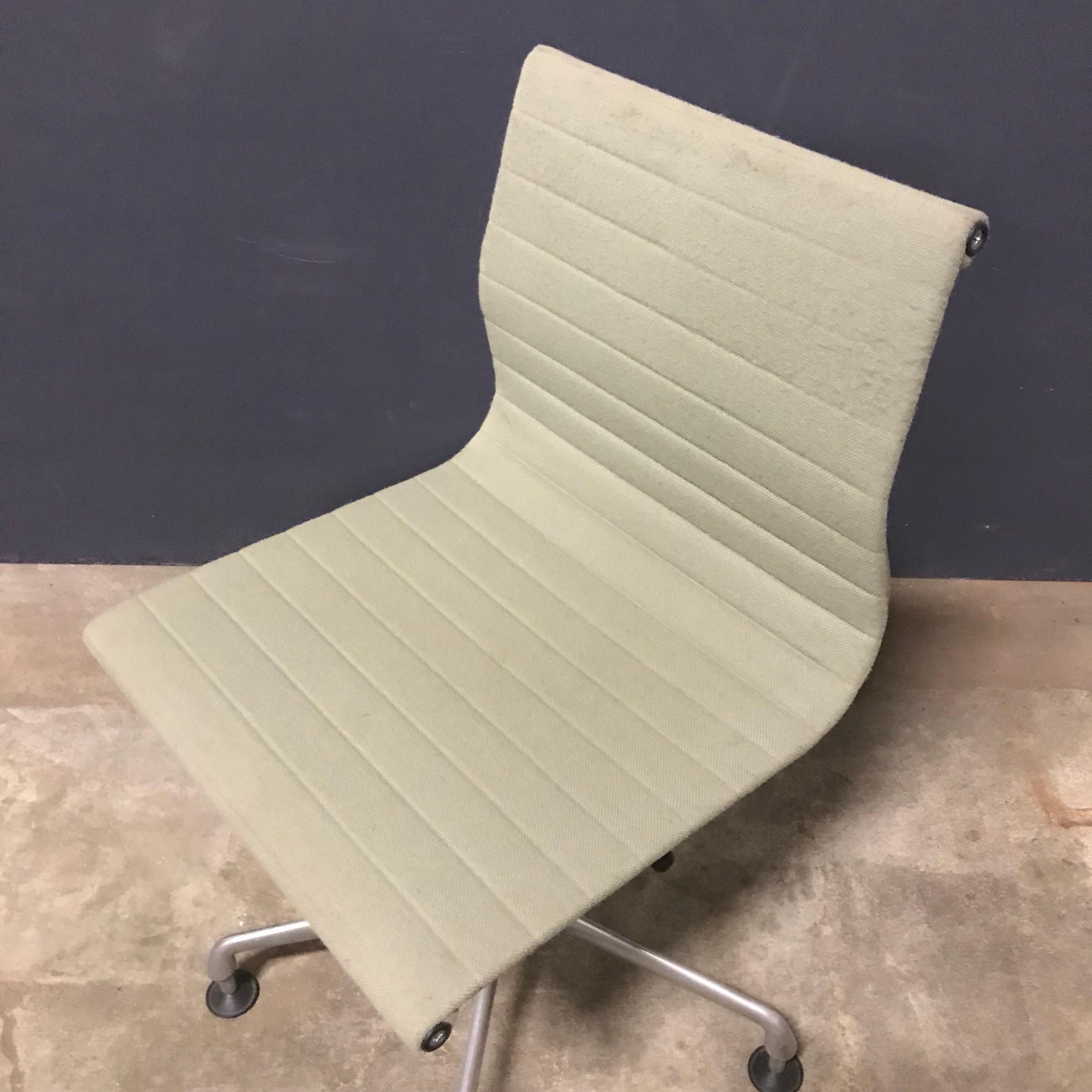 1958 Ray and Charles Eames, Fabric, Adjust, Tilt 2 Office Chair 4 Wheels No Arms For Sale 6