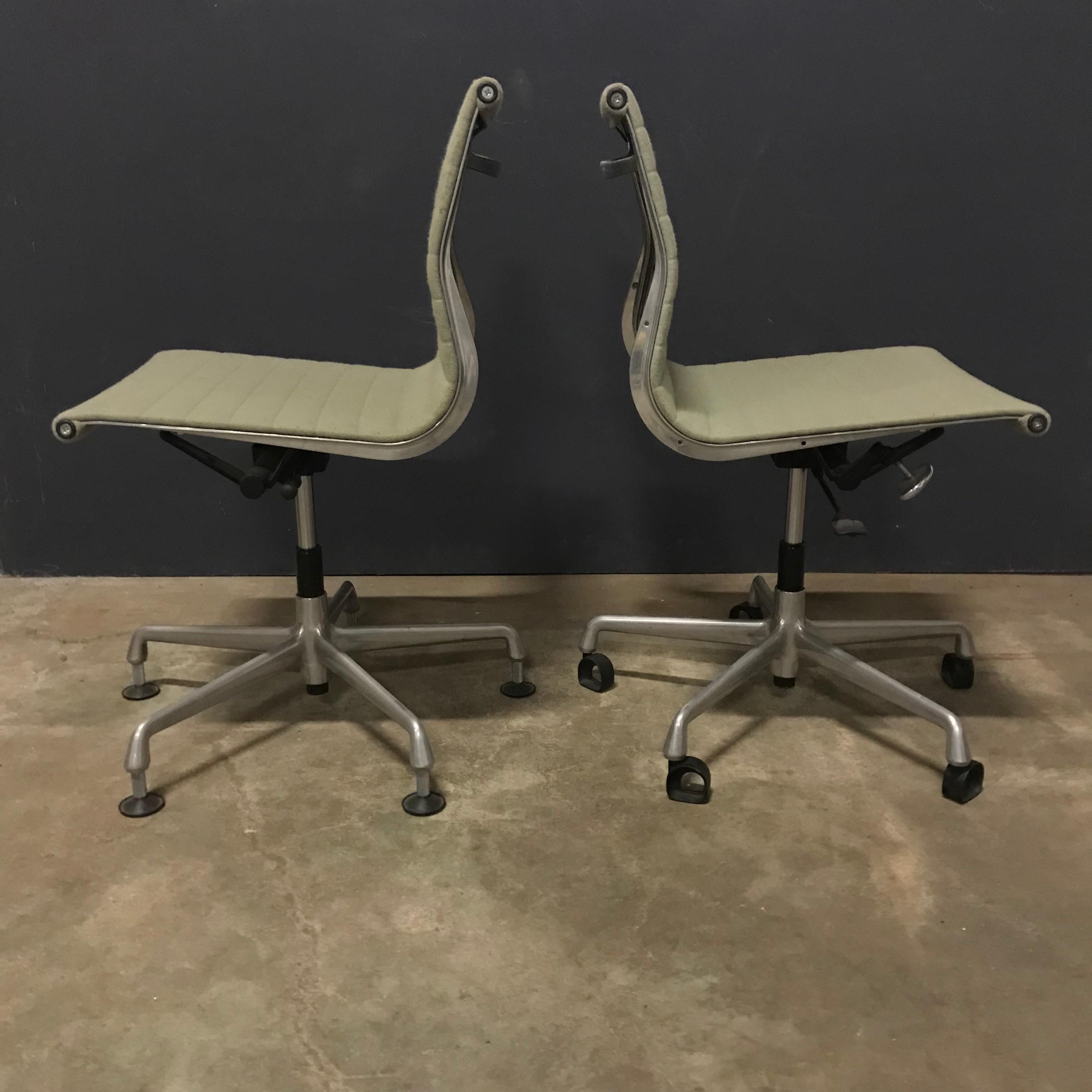 Mid-Century moderno 1958 Charles Eames, Tessuto, Regolazione, Inclinazione 2 Sedia da ufficio 4 Ruote Senza Braccioli in vendita