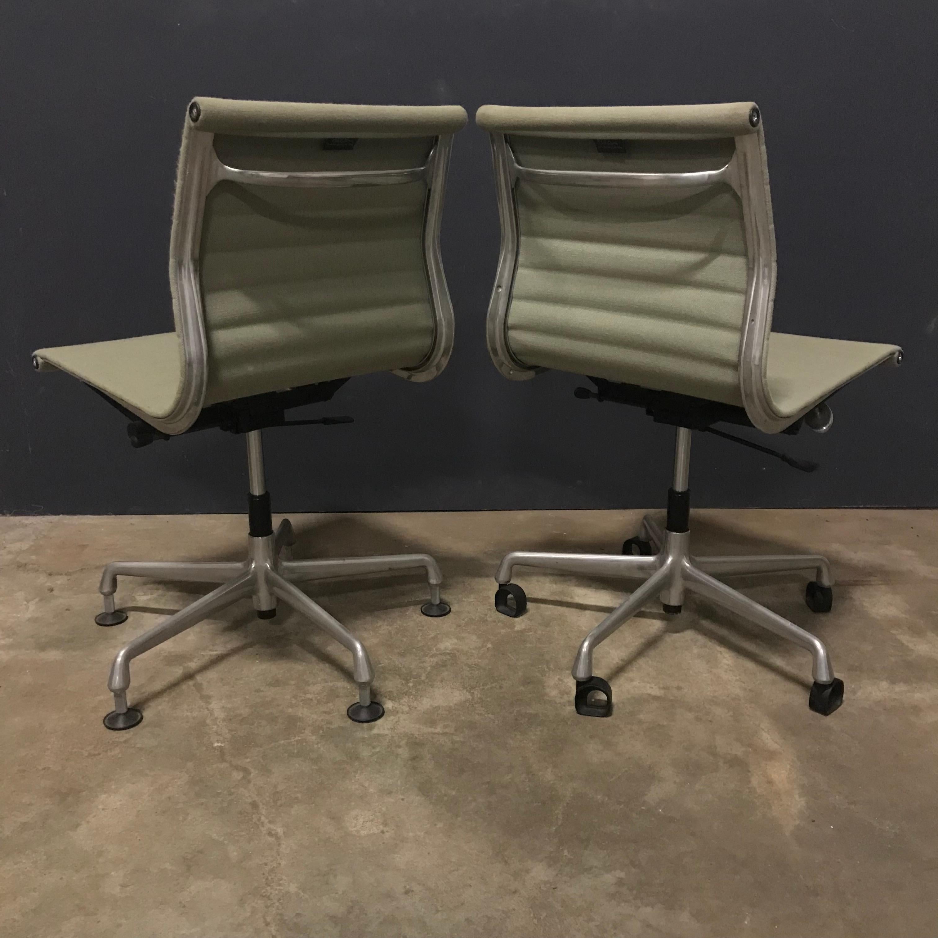 Americano 1958 Charles Eames, Tessuto, Regolazione, Inclinazione 2 Sedia da ufficio 4 Ruote Senza Braccioli in vendita