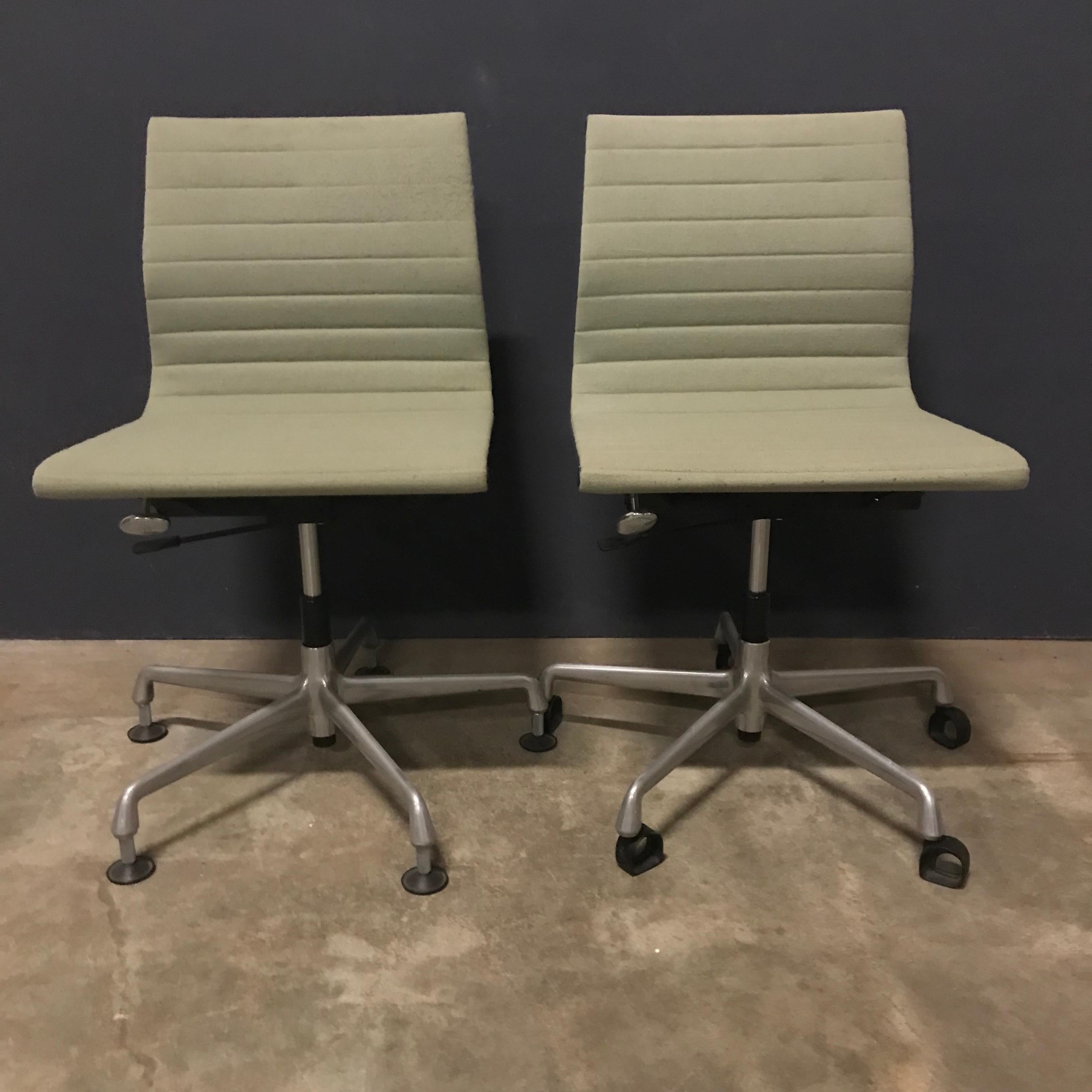 Mid-Century Modern 1958 Ray and Charles Eames, Fabric, Adjust, Tilt 2 Office Chair 4 Wheels No Arms For Sale