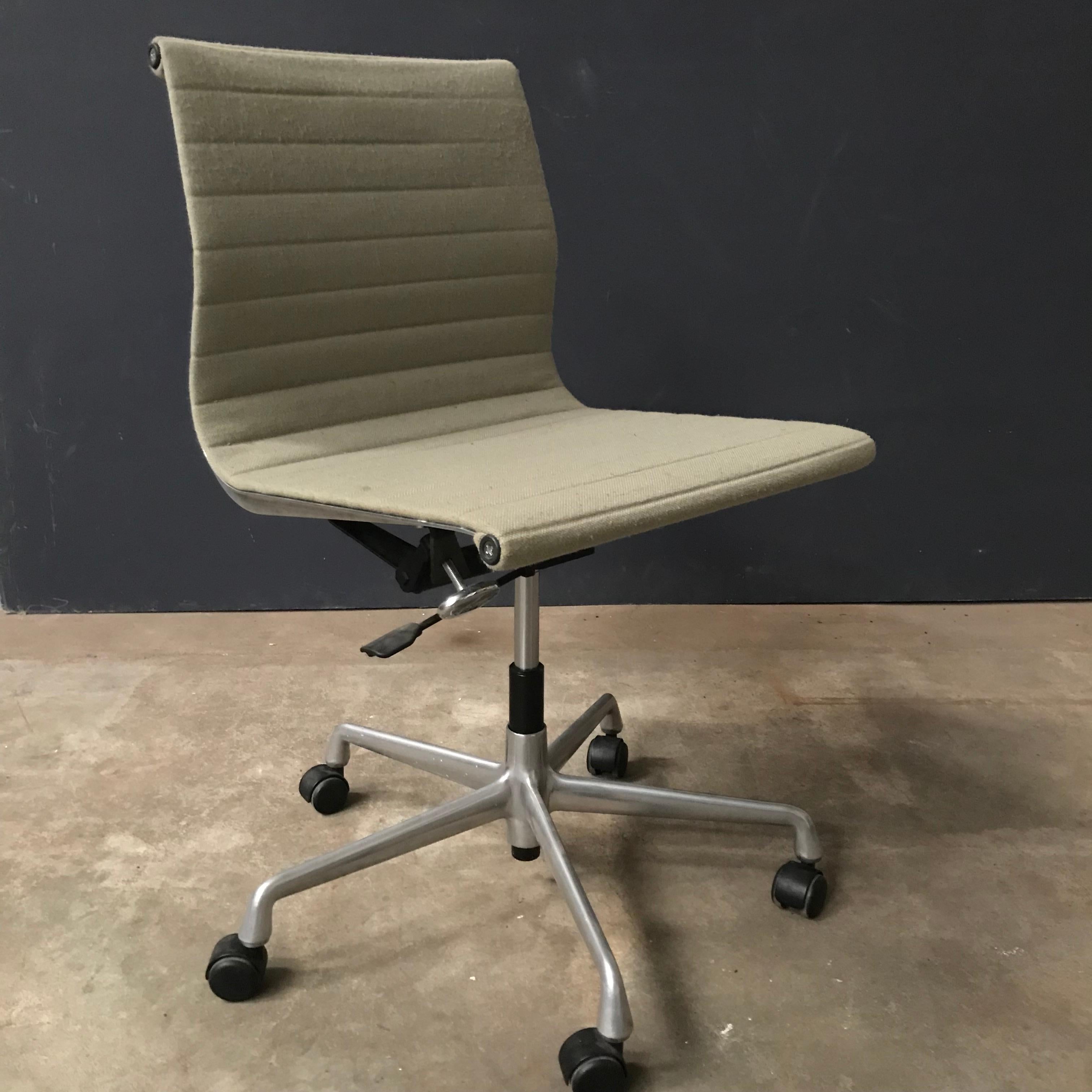 1958 Ray and Charles Eames, Fabric, Adjust, Tilt, Office Chair 4 Wheels No Arms For Sale 1
