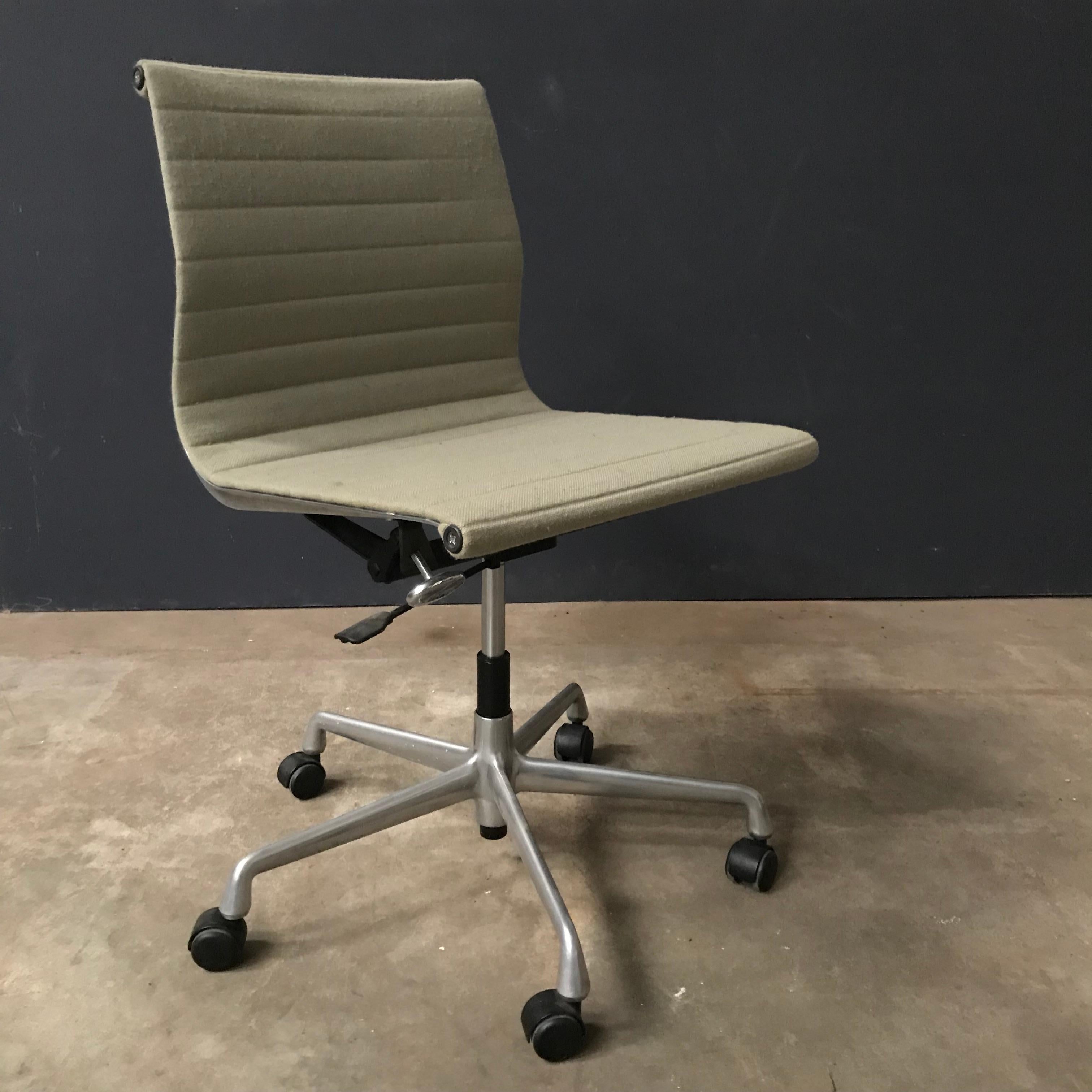 1958 Ray and Charles Eames, Fabric, Adjust, Tilt, Office Chair 4 Wheels No Arms For Sale 2