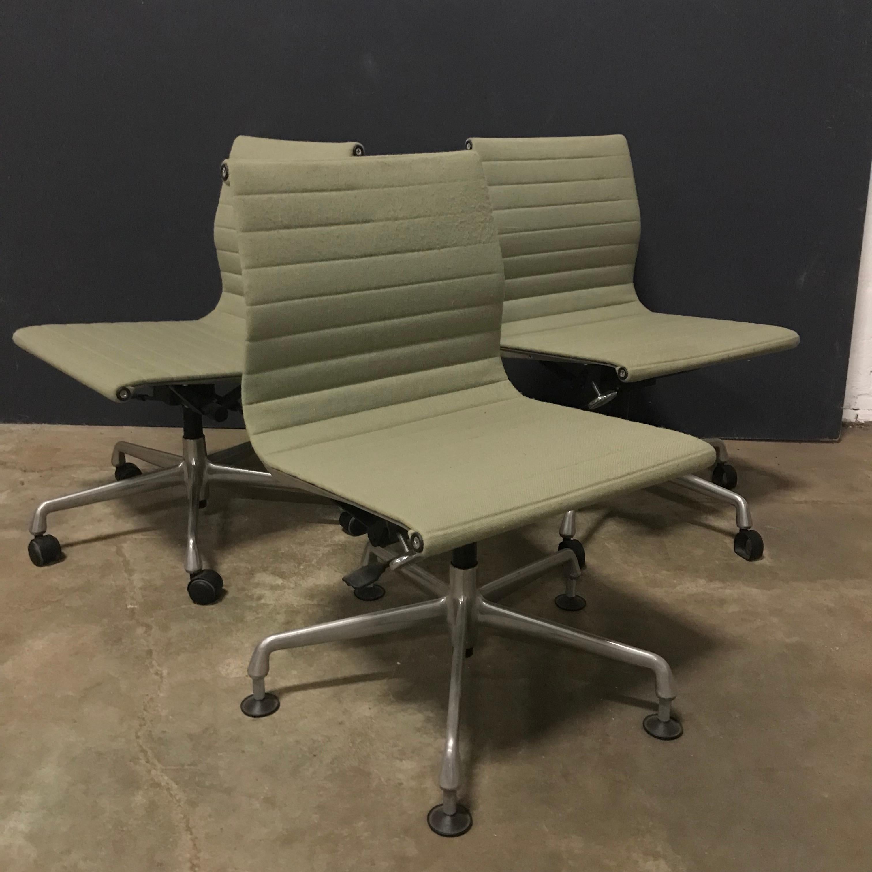 1958 Ray and Charles Eames, Fabric, Adjust, Tilt, Office Chair 4 Wheels No Arms For Sale 5