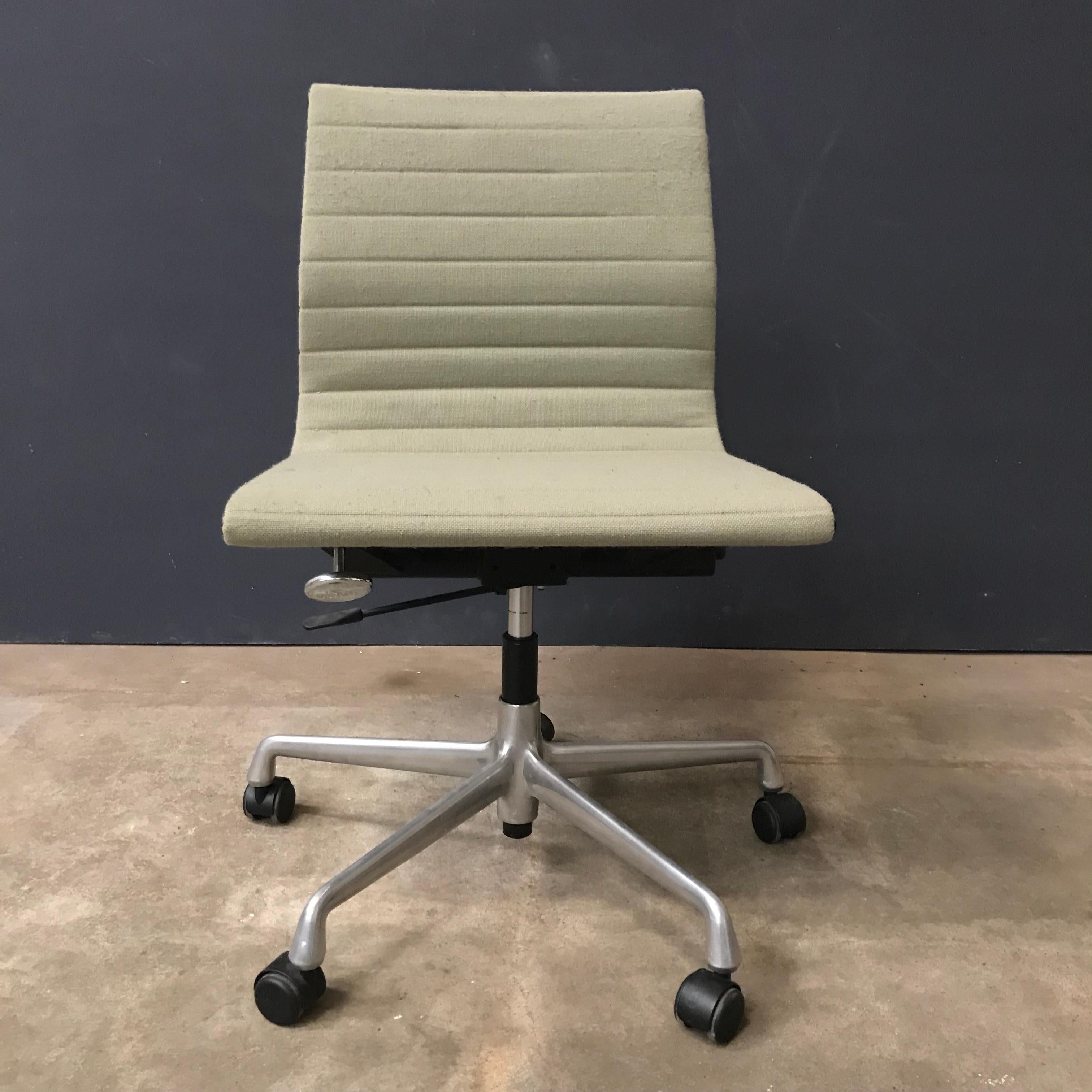 Mid-Century Modern 1958 Ray and Charles Eames, Fabric, Adjust, Tilt, Office Chair 4 Wheels No Arms For Sale