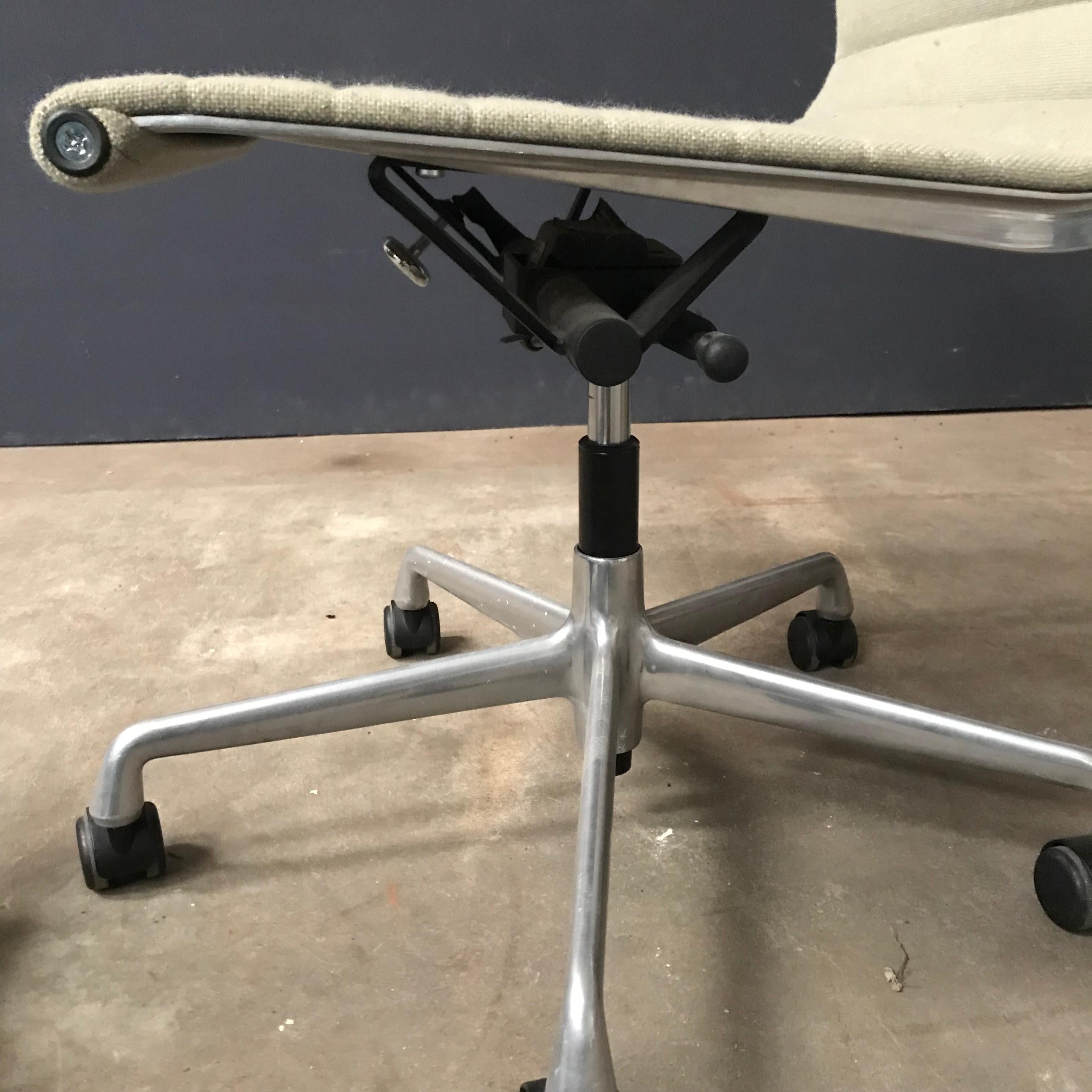 1958 Charles Eames, Tessuto, Regolazione, Inclinazione, Sedia da ufficio 4 Ruote Senza Braccioli in vendita 2