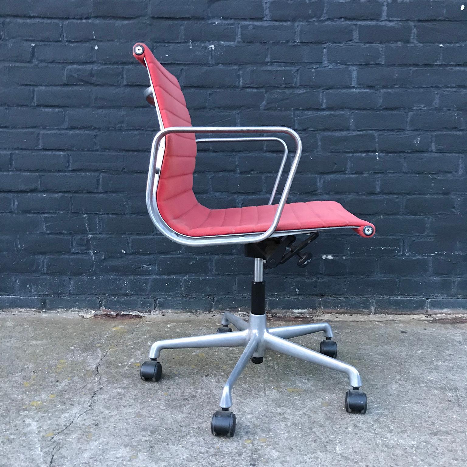 1958, Ray und Charles Eames Roter verstellbarer Klapp-Bürostuhl mit fünf Rädern (Moderne der Mitte des Jahrhunderts) im Angebot