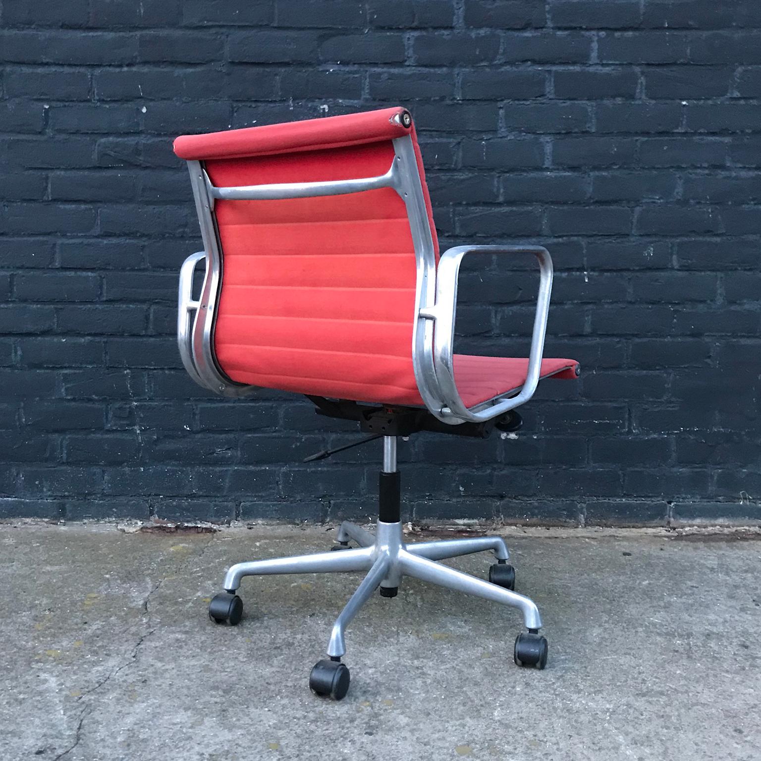 American 1958, Ray and Charles Eames Red Adjustable Tilt Office Chair with Five Wheels For Sale