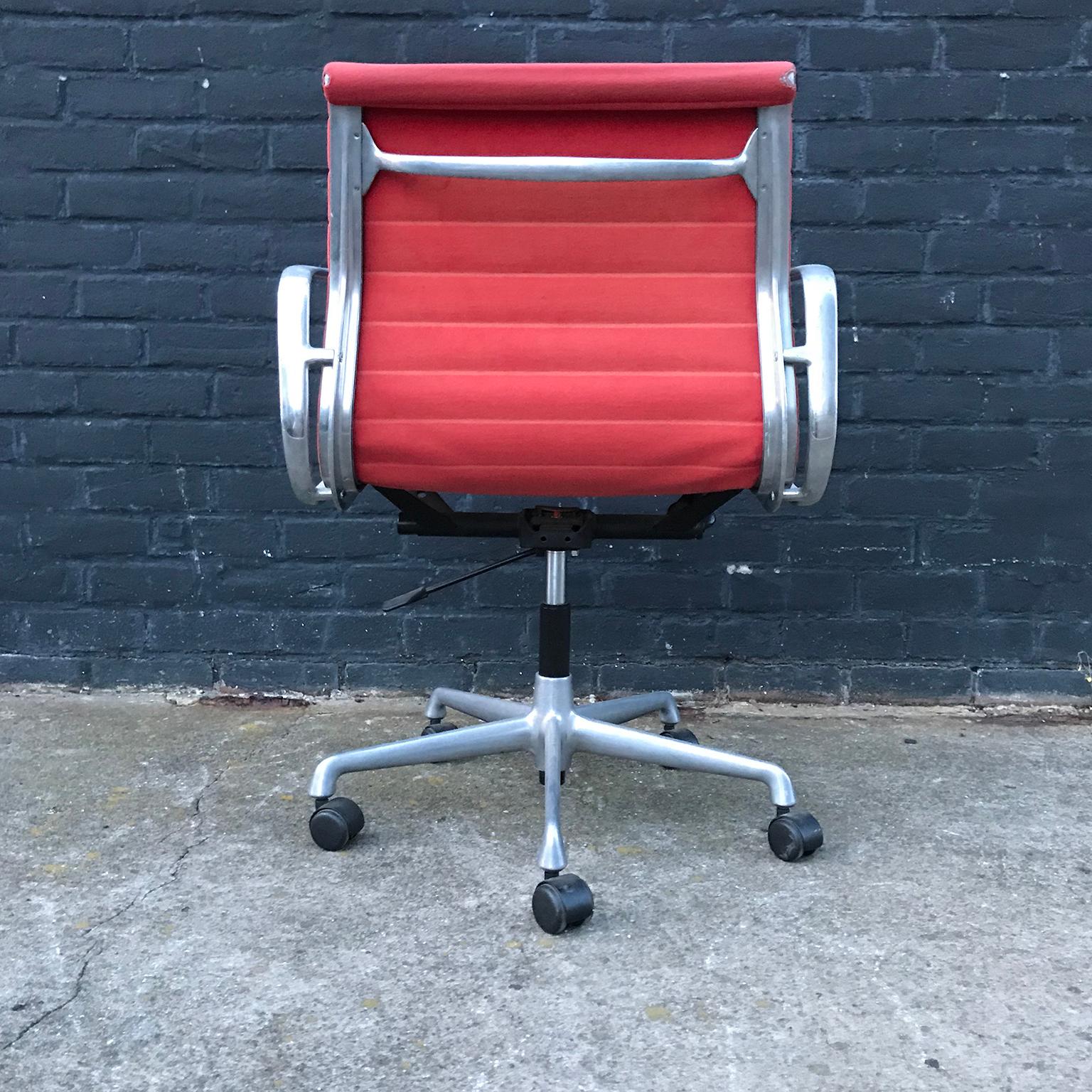 1958, Ray and Charles Eames Red Adjustable Tilt Office Chair with Five Wheels In Good Condition For Sale In Amsterdam IJMuiden, NL