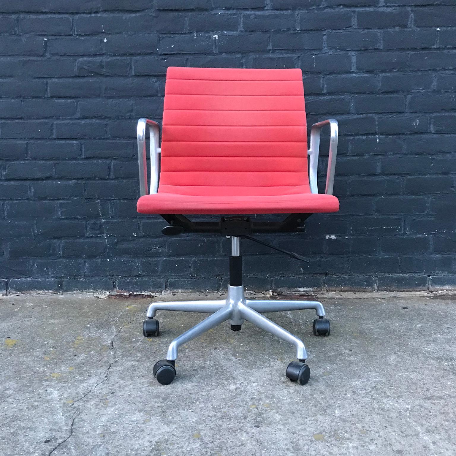 Mid-20th Century 1958, Ray and Charles Eames Red Adjustable Tilt Office Chair with Five Wheels For Sale