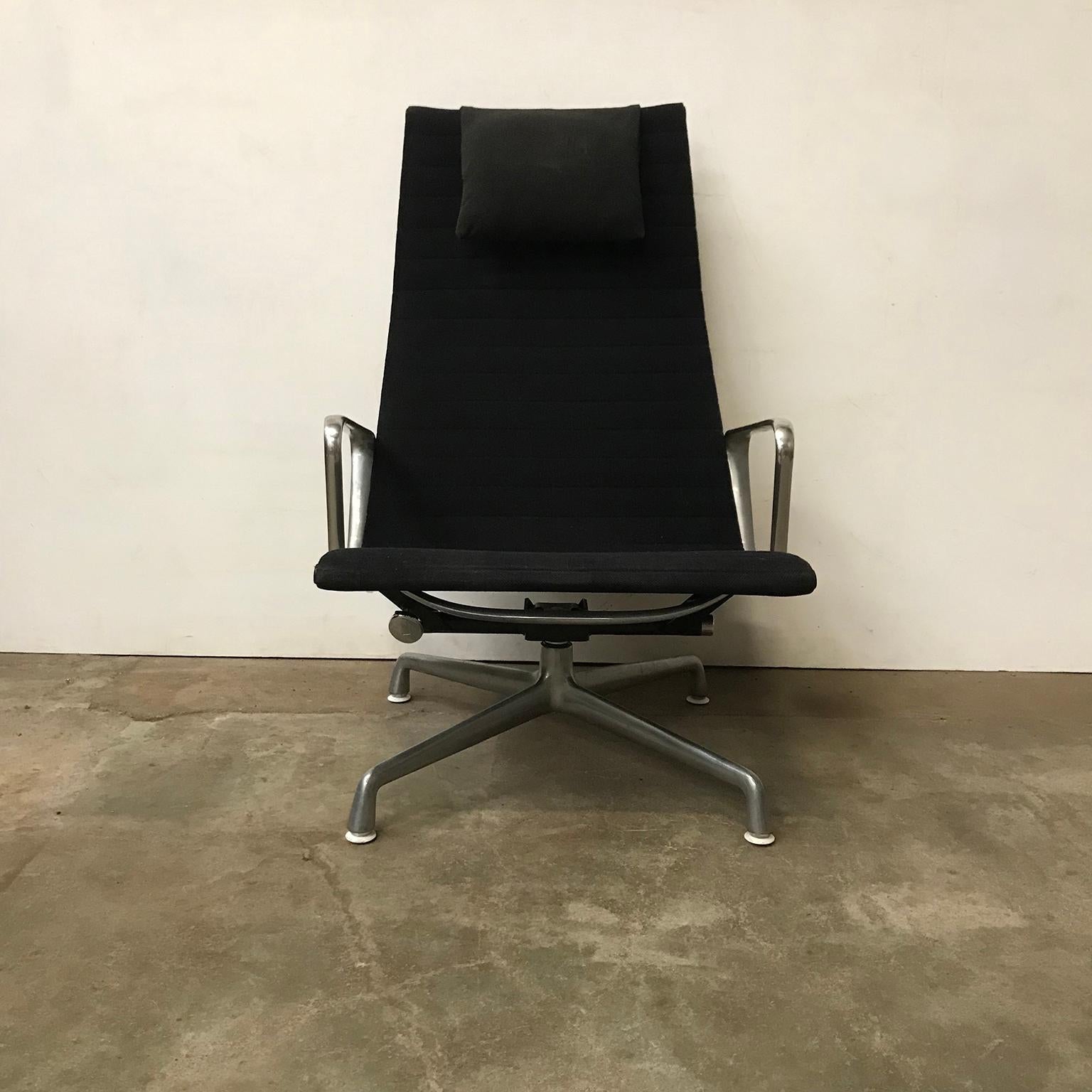 1958, Ray & Charles Eames, for Herman Miller, Early 4-Legs Lounge Chair EA 124 In Good Condition In Amsterdam IJMuiden, NL