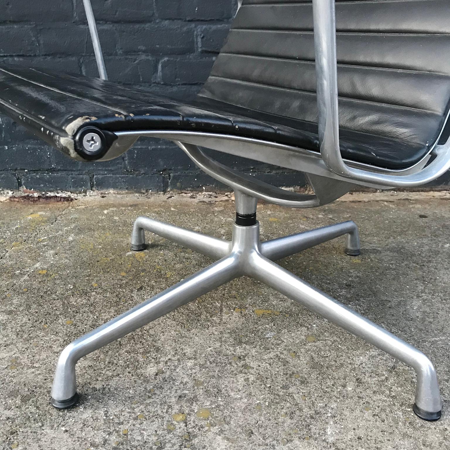 1958, Ray & Charles Eames für Vitra, Loungesessel EA 116 aus schwarzem Leder im Angebot 4