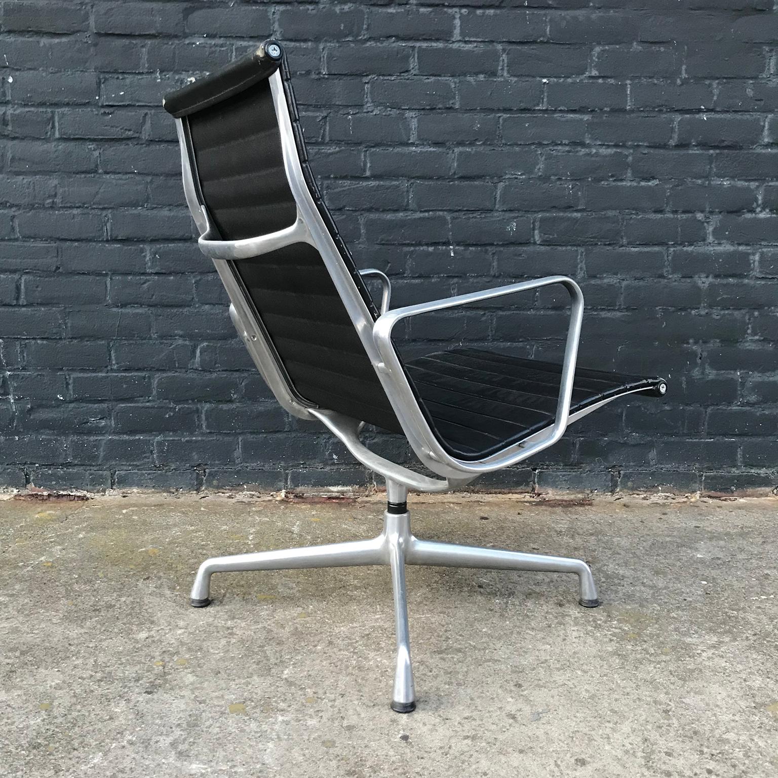 Mid-Century Modern Ray & Charles Eames pour Vitra fauteuil de salon EA 116 en cuir noir, 1958 en vente
