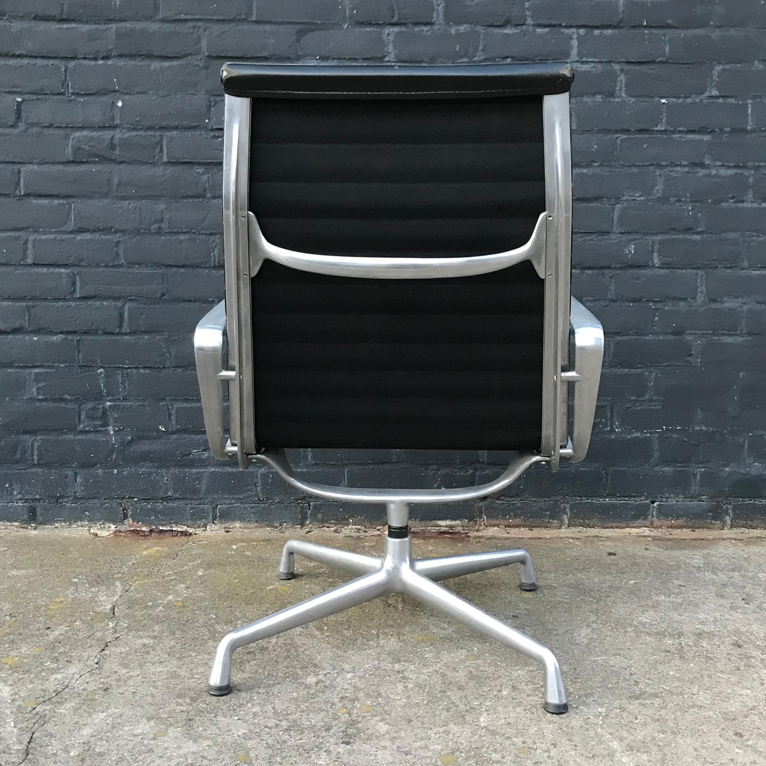 Américain Ray & Charles Eames pour Vitra fauteuil de salon EA 116 en cuir noir, 1958 en vente