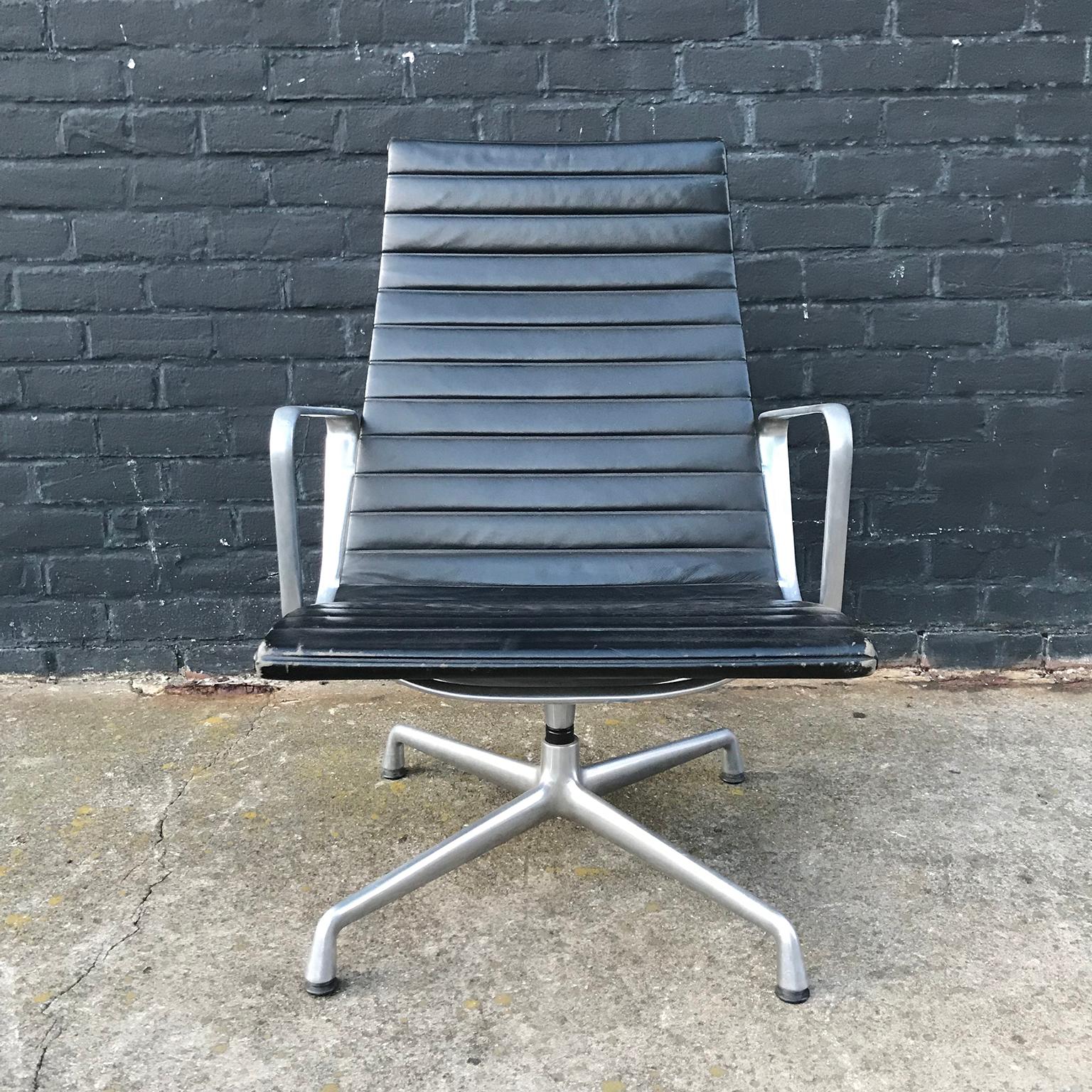 1958, Ray & Charles Eames für Vitra, Loungesessel EA 116 aus schwarzem Leder im Zustand „Gut“ im Angebot in Amsterdam IJMuiden, NL