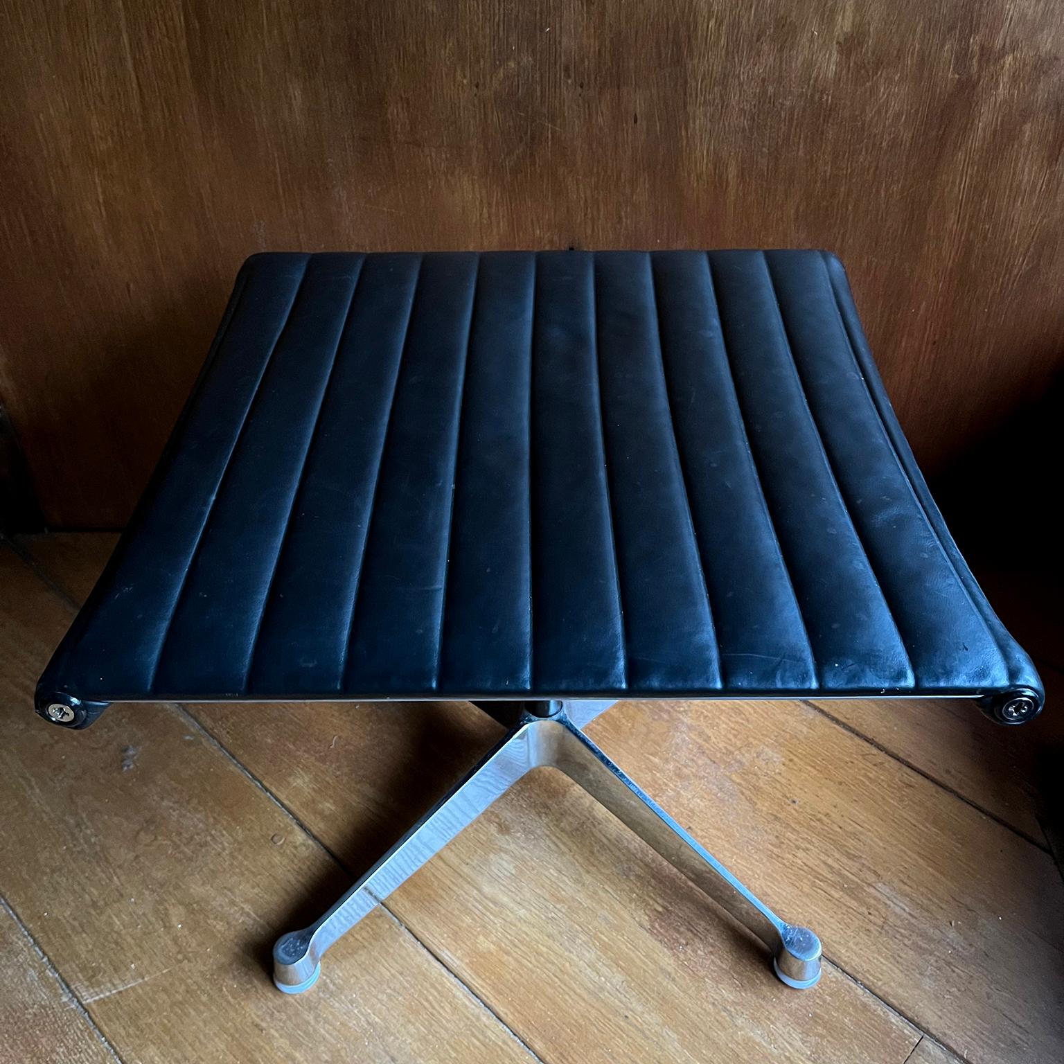 1958, Ray & Charles Eames for Herman Miller, Lounge Chair EA 124 + EA 125 For Sale 7