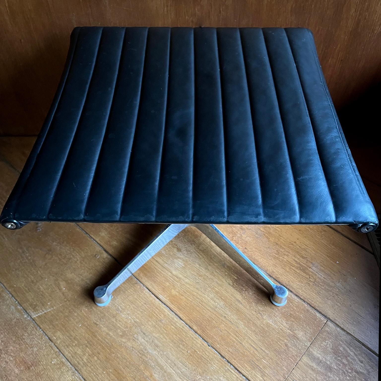 1958, Ray & Charles Eames for Herman Miller, Lounge Chair EA 124 + EA 125 For Sale 8