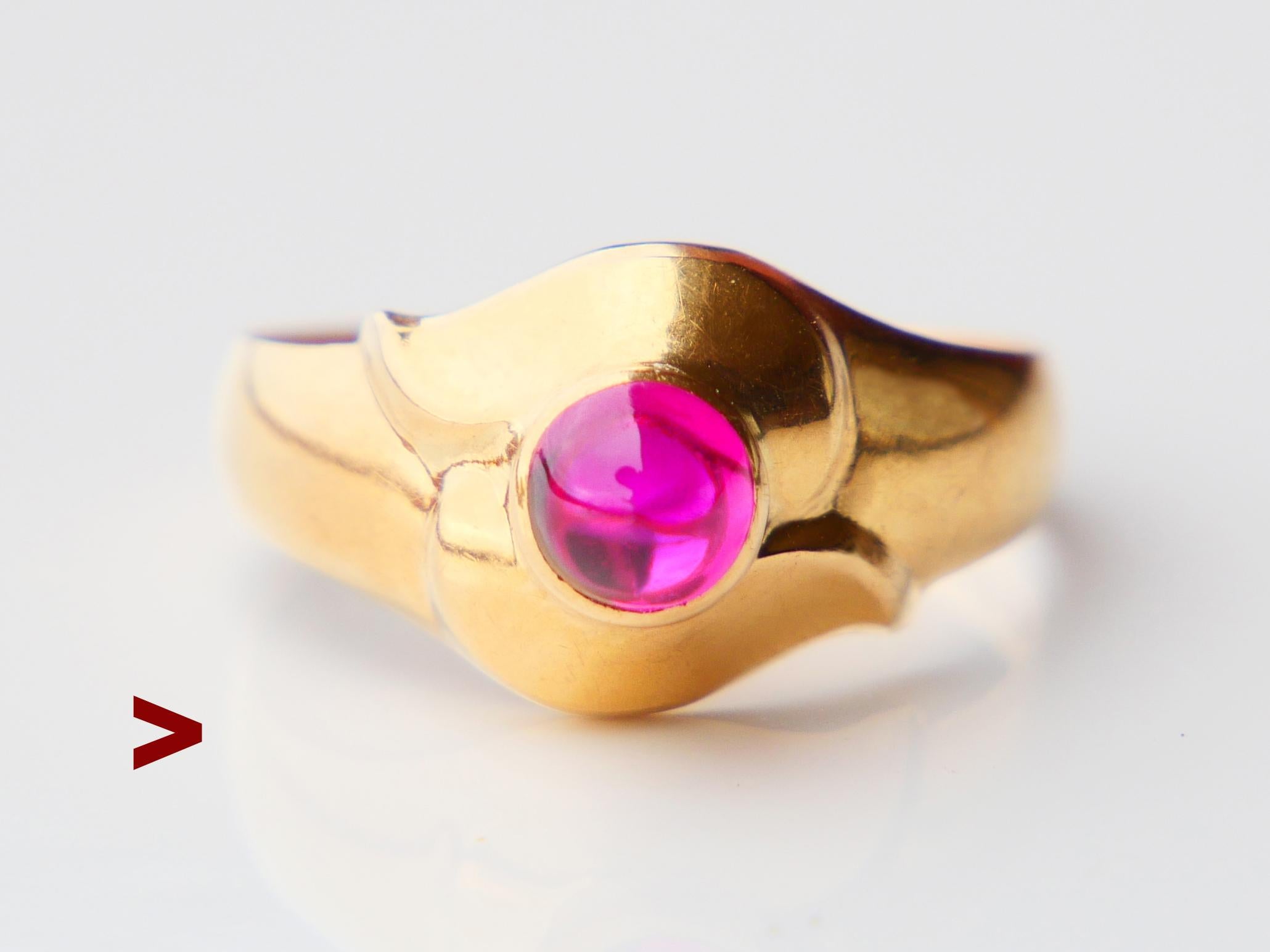 Une bague sculptée  couronne présentant un cabochon rond de rubis taillé Ø 5.5mm / 4 mm de profondeur / ca. 0.8 ct. Couronne de 10 mm de haut x  7 mm de profondeur.

Poinçons suédois, fabricant GD&Co, Malmö, 18K, code de date H9 / fait à la main en