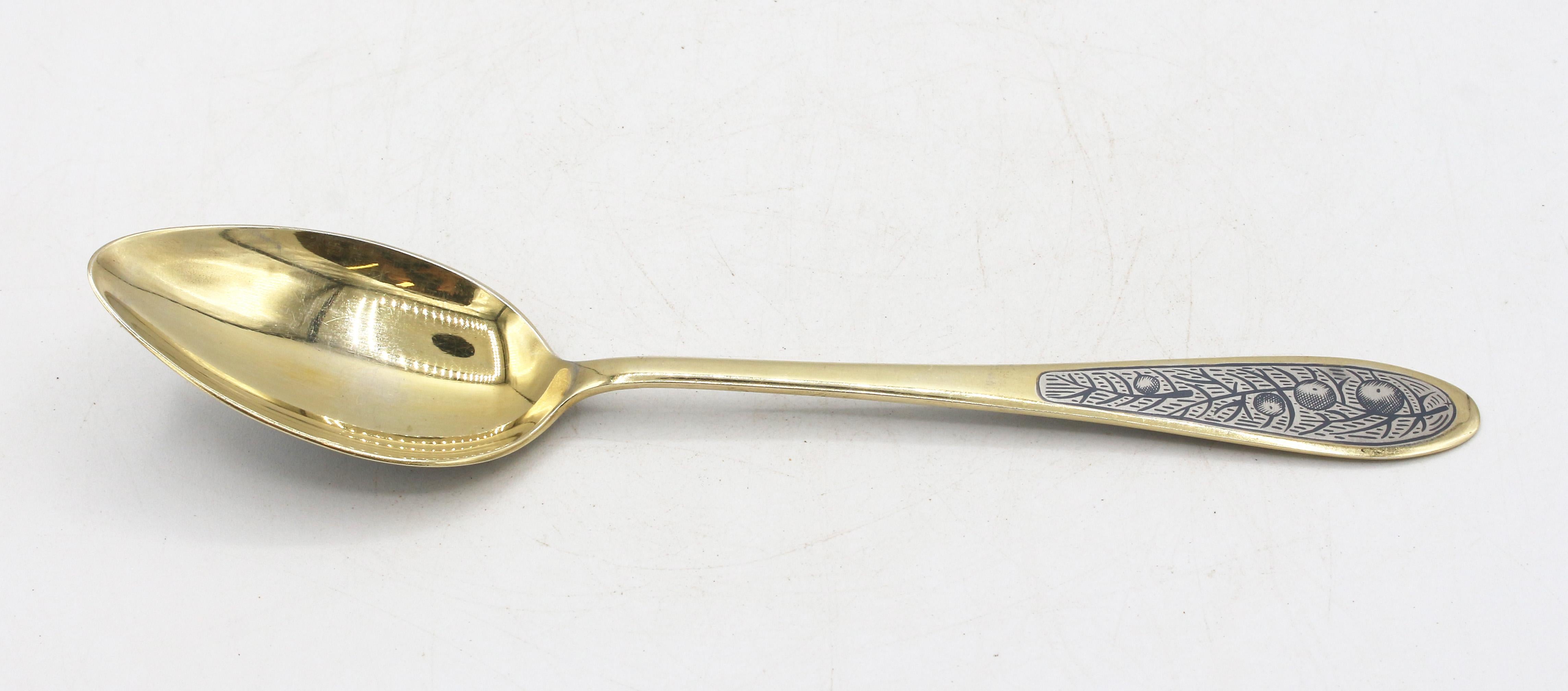 1958 Juego ruso de 6 cucharas de plata dorada Niello Ruso en venta
