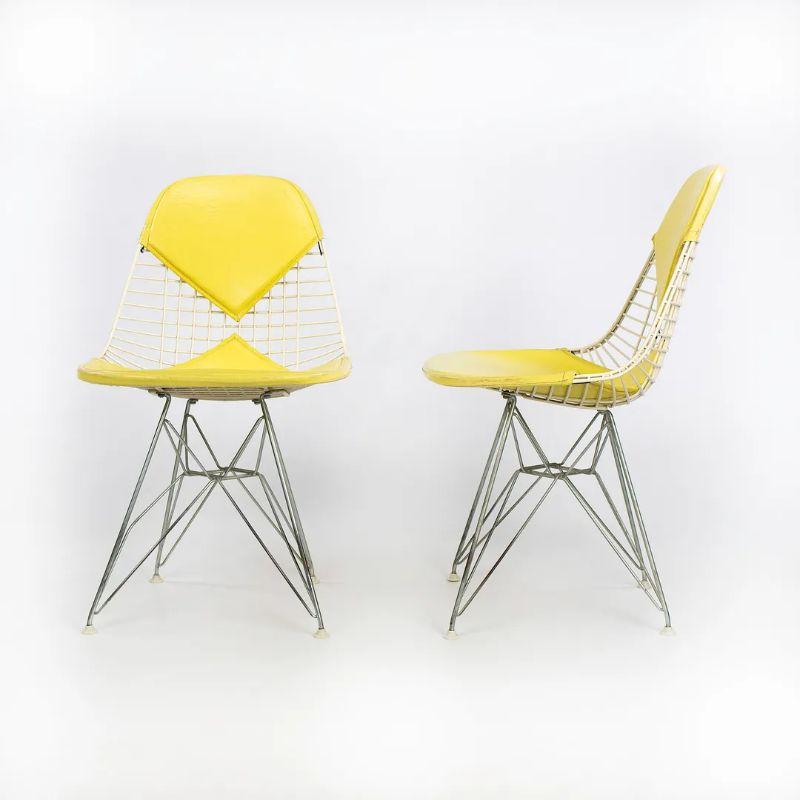 Dies ist ein Satz von vier DKR-2-Draht-Esszimmerstühlen, entworfen von Charles & Ray Eames für Herman Miller im Jahr 1951. Dieser Satz von vier Stühlen stammt aus der Zeit um 1958. Sie haben Stahldrahtrahmen und ihre originalen gelben zweiteiligen