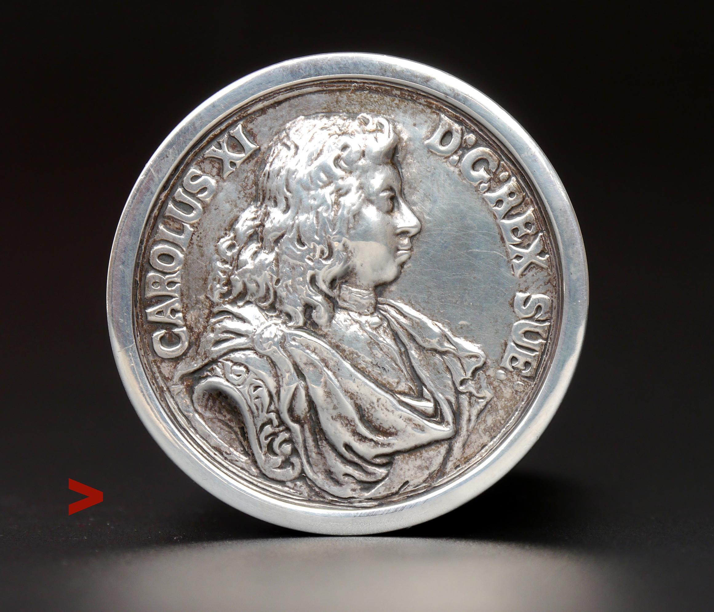 Caja sueca vintage para puros o tocador, de plata maciza, con partes de cedro y plástico rojo o silicona roja dura.

Medallón fundido con el retrato del rey Carlos XI de Suecia en la parte superior de la tapa. Pieza bien elaborada con los diámetros